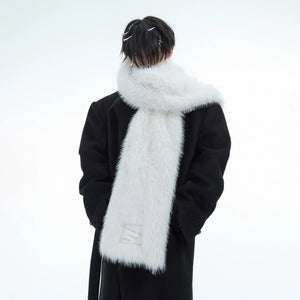 Man wearing a long white faux mink fur scarf in a streetwear setting
