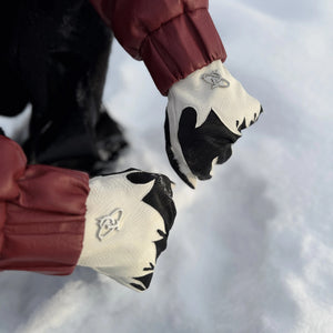 Water droplets on the surface of the IPX8 waterproof sheepskin gloves