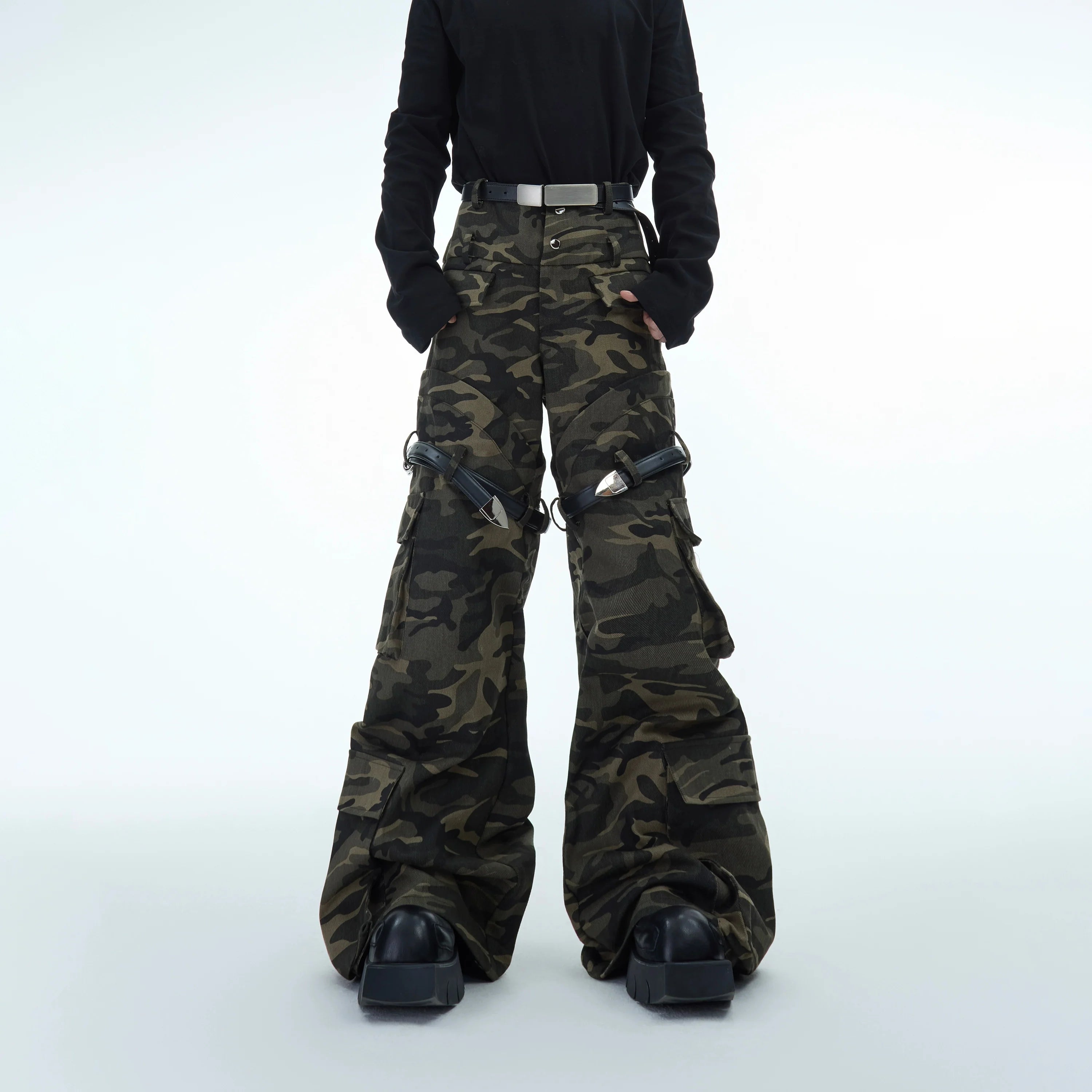 Military-inspired camo cargo pants with vintage wash, featuring high waist and durable cotton-polyester blend fabric