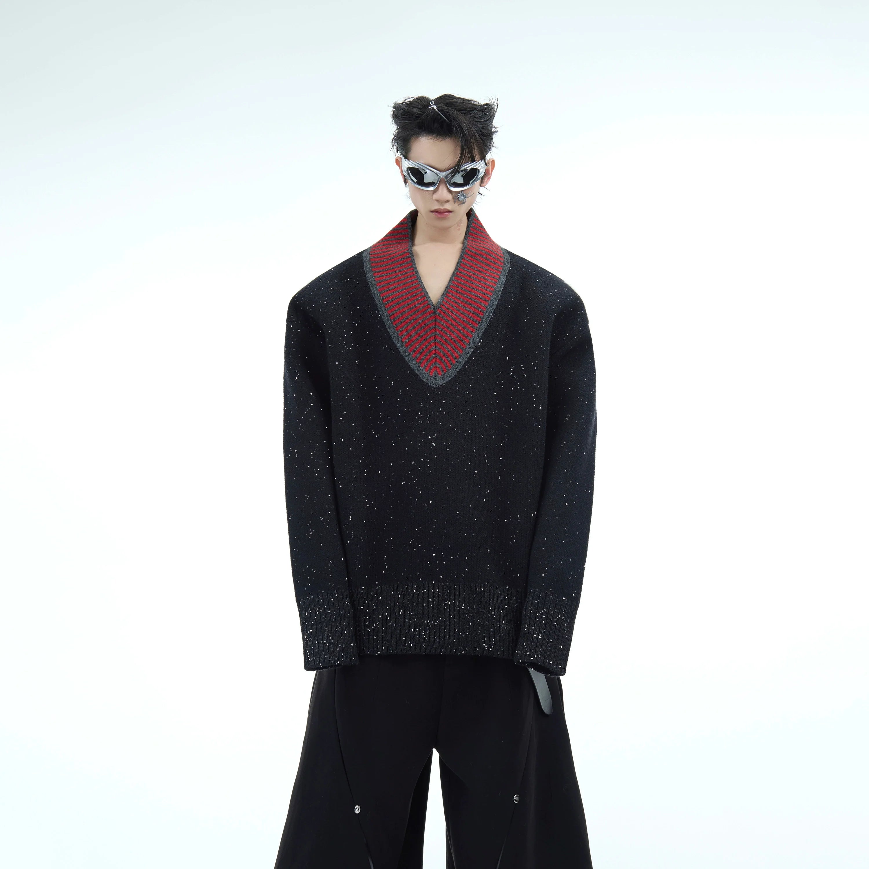 Oversized Christmas sweater with chunky glitter and color-block design, featuring a stylish V-neck for festive fashion