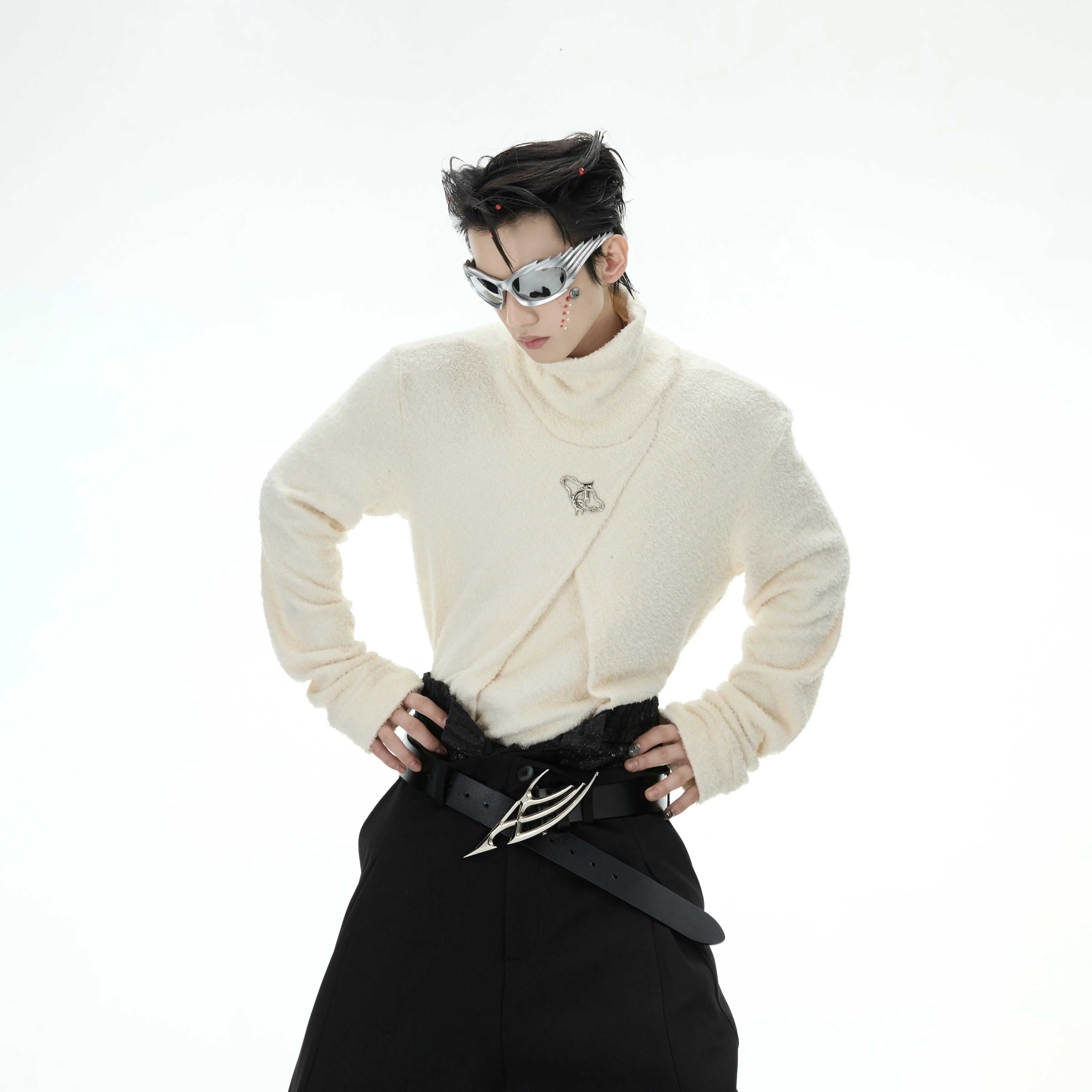 Slim-fit deconstructed mockneck long-sleeve shirt with fleece lining, perfect for street style fashion