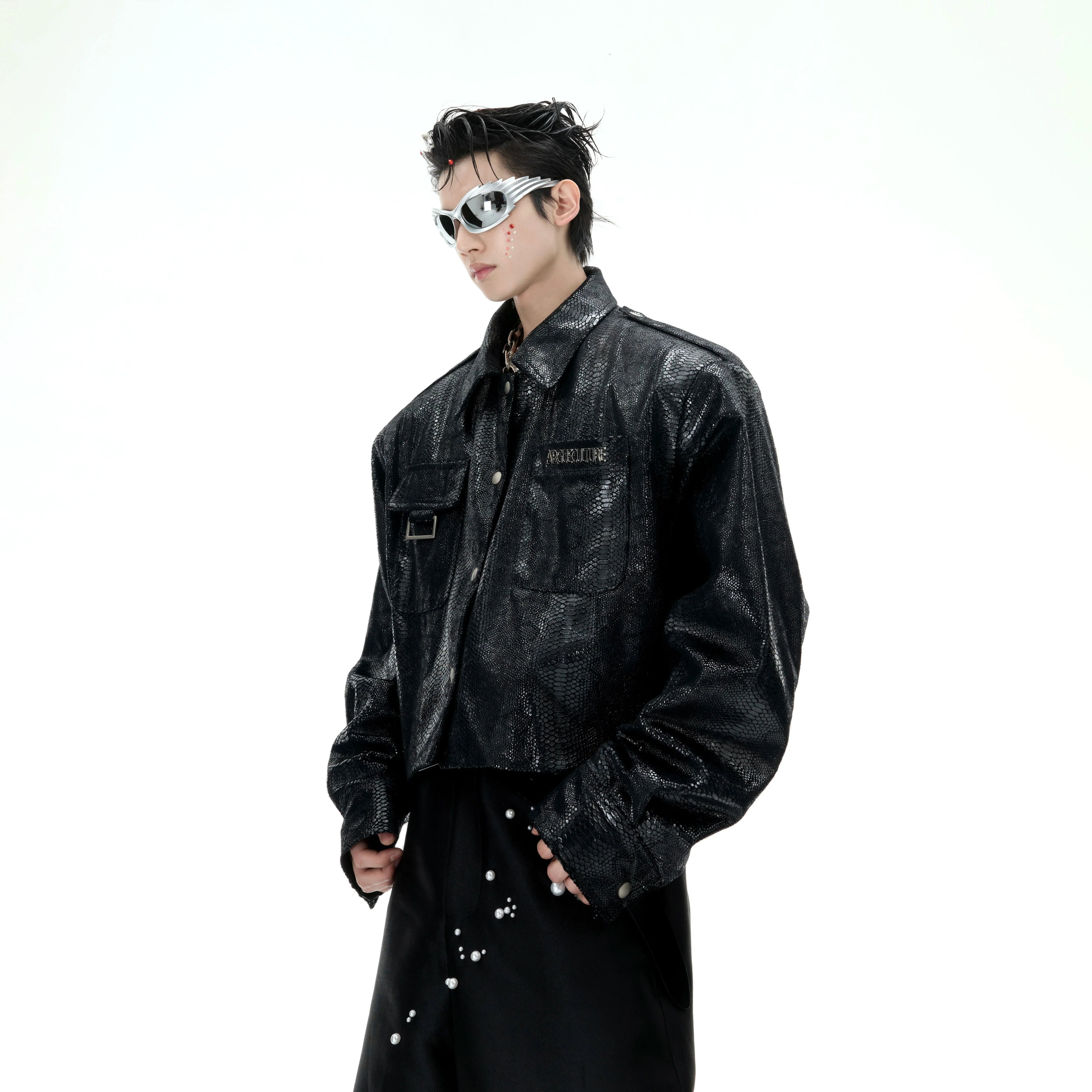 Shiny croc-print cropped jacket with glossy finish, perfect for streetwear outfits and oversized looks