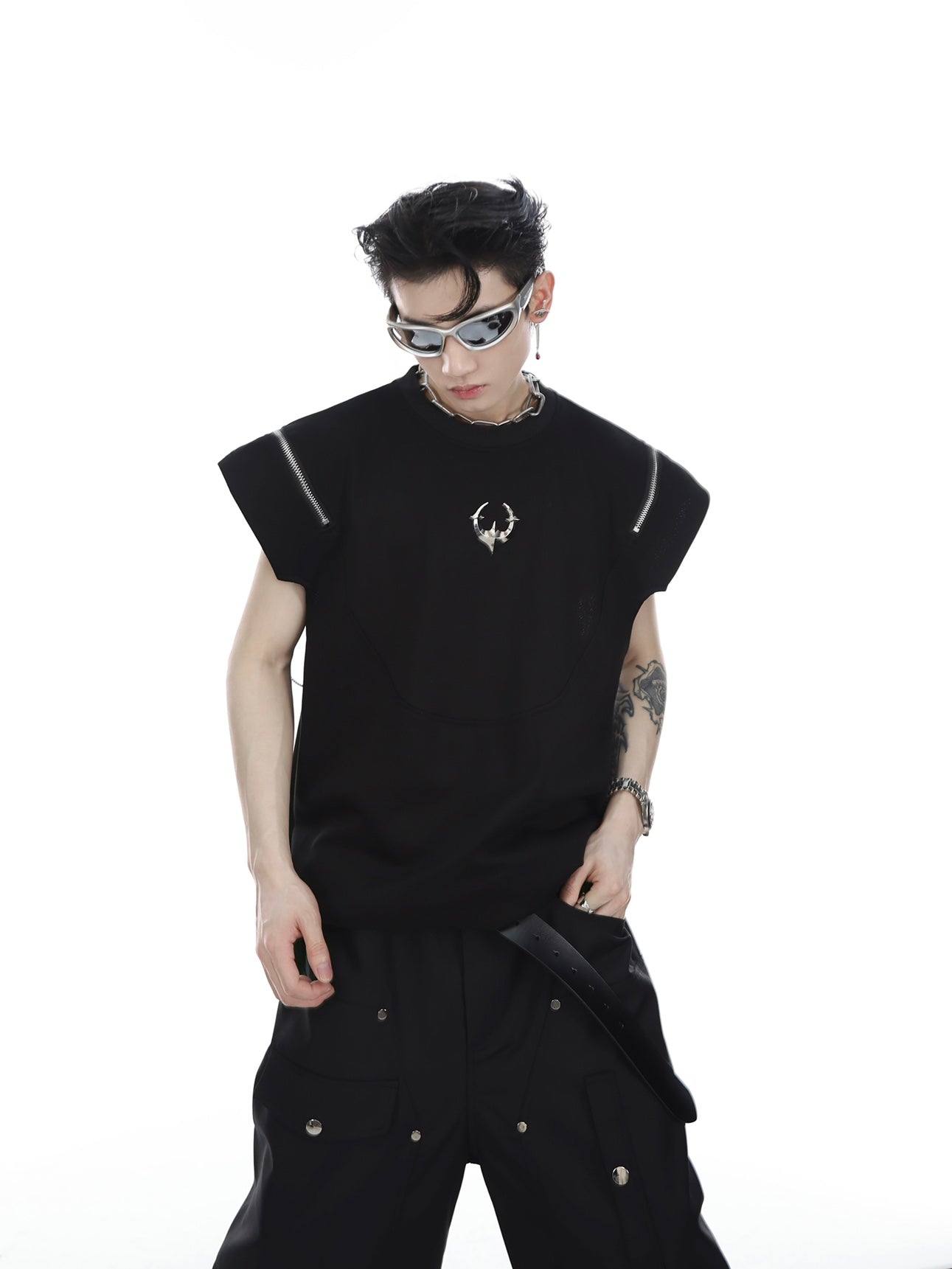 Deconstructed metal-zipped sleeveless tee vest with industrial pendant details for urban summer styling