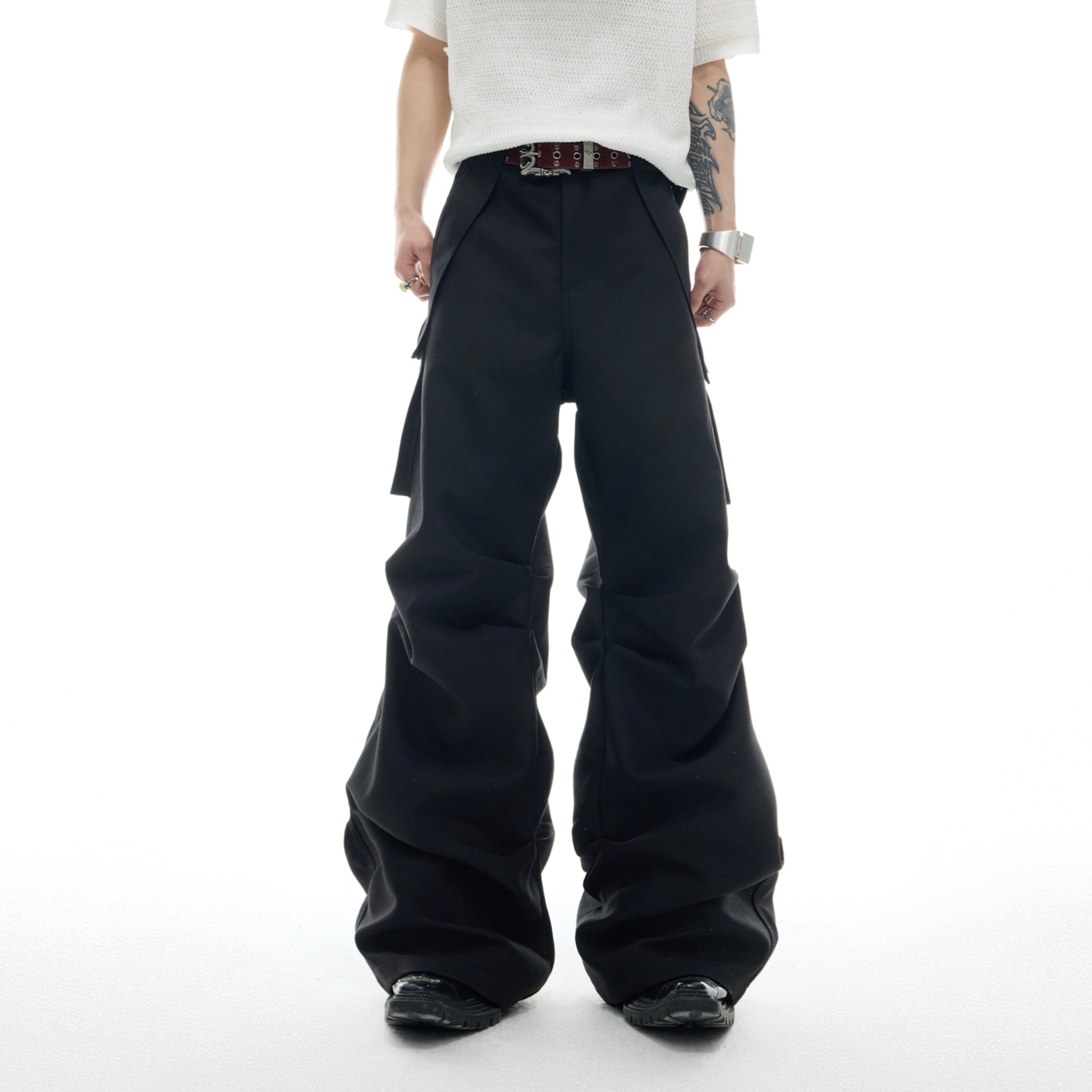Front view of oversized cargo pants with distinctive 3D pleated pockets, perfect for urban streetwear fashion