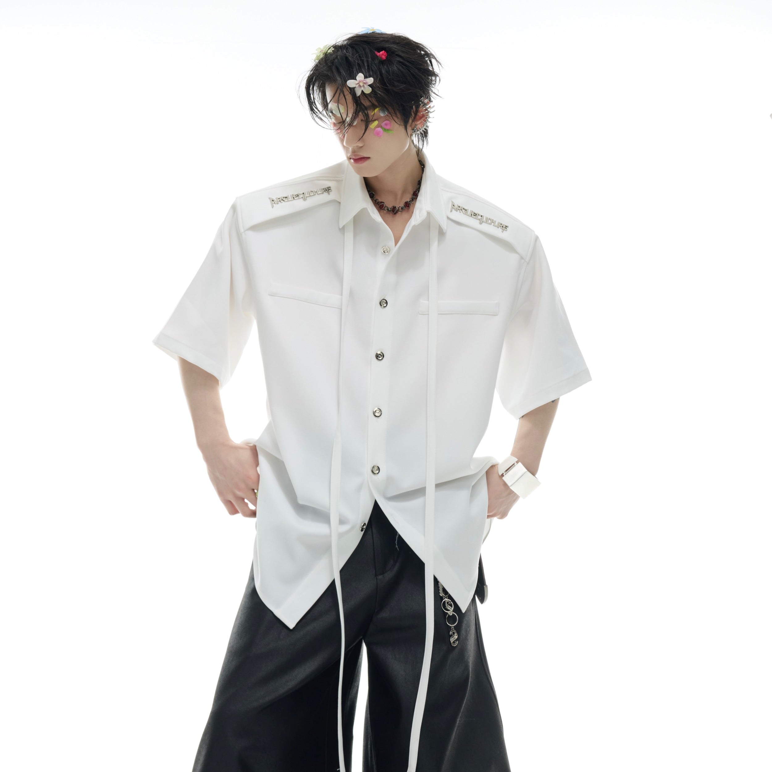 Oversized summer shirt with structured shoulder pads and ribbon detailing, perfect for streetwear looks