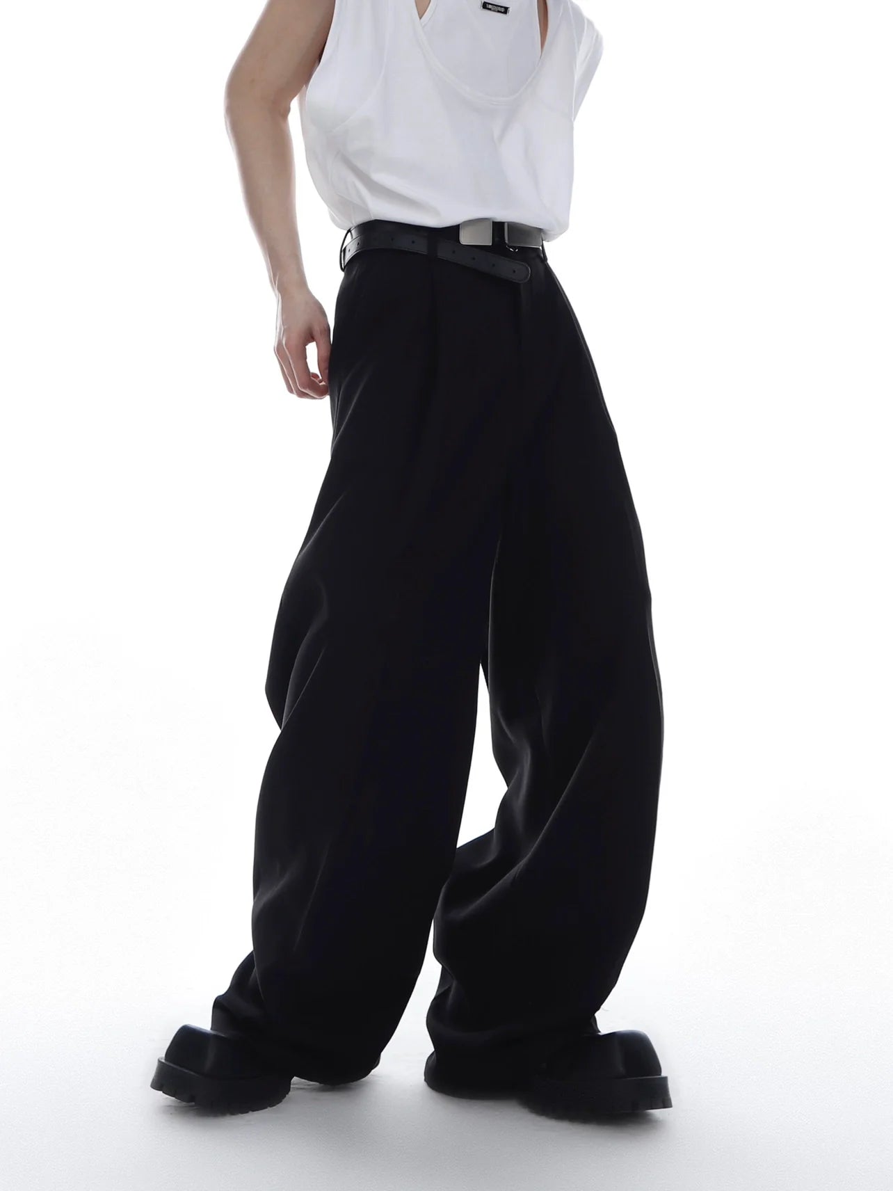 Straight-leg twill pants with high waist and loose fit, perfect for streetwear fashion