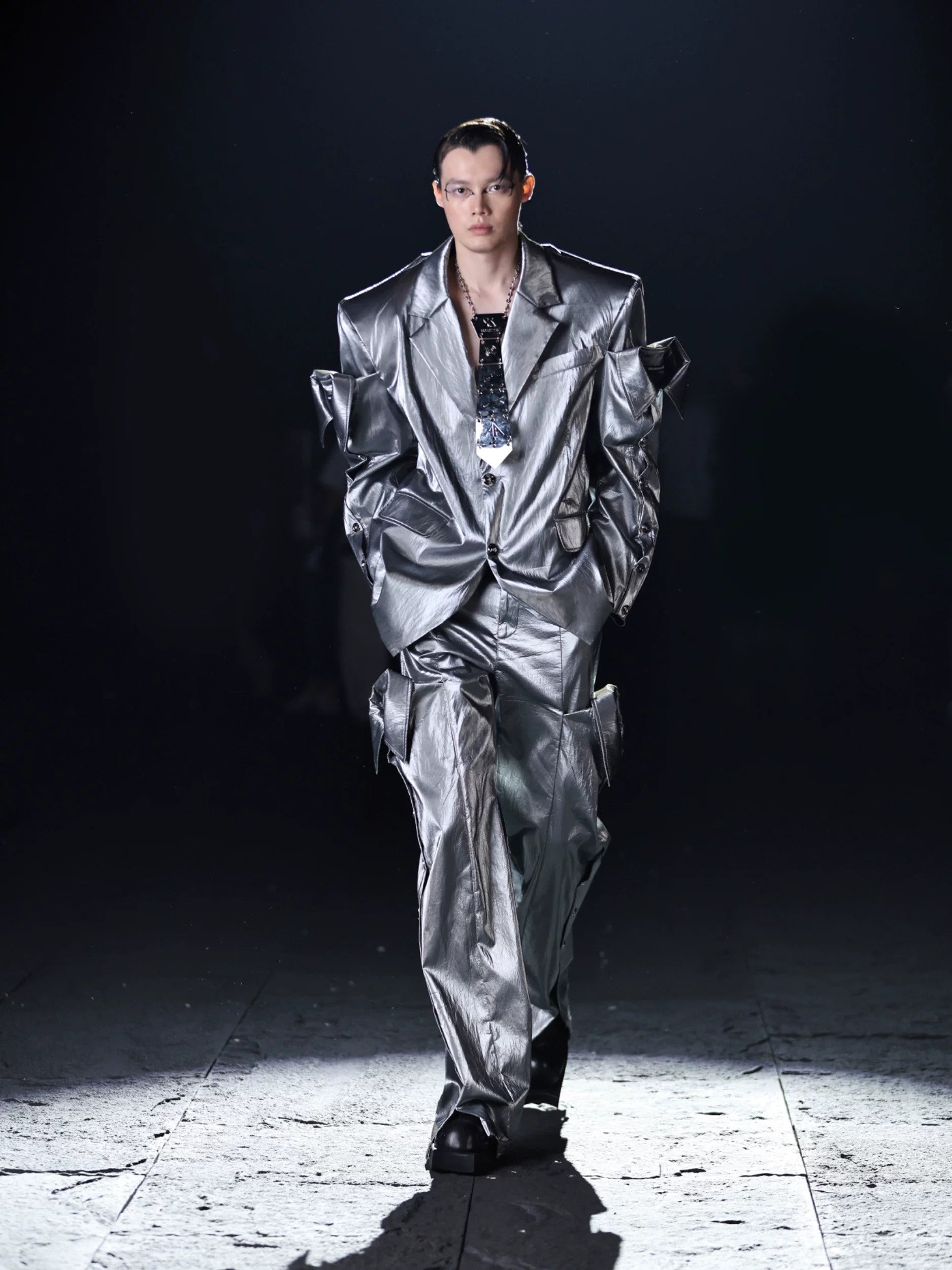 Model wearing the silver spine metal tie with a streetwear outfit