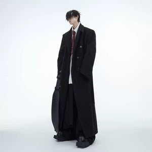 Detailed view of the metallic chain fringe at the bottom of the tie.