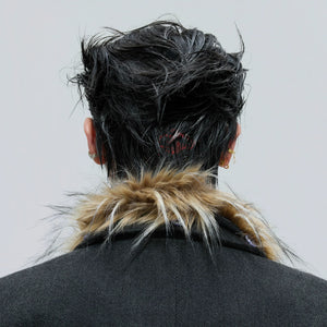 Close-up of the detachable high-quality raccoon fur collar
