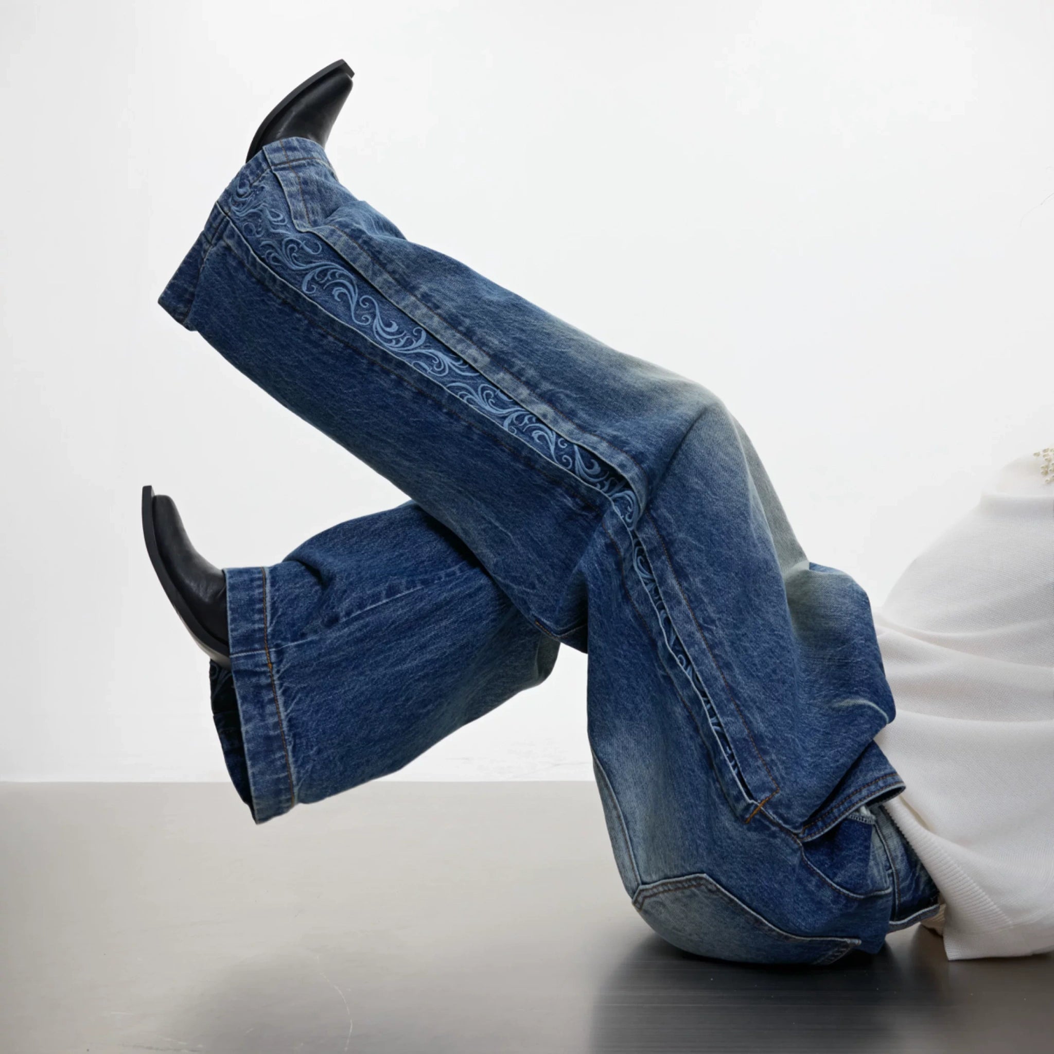 High-Waisted Embroidered Straight-Leg Cotton Jeans - main image 4
