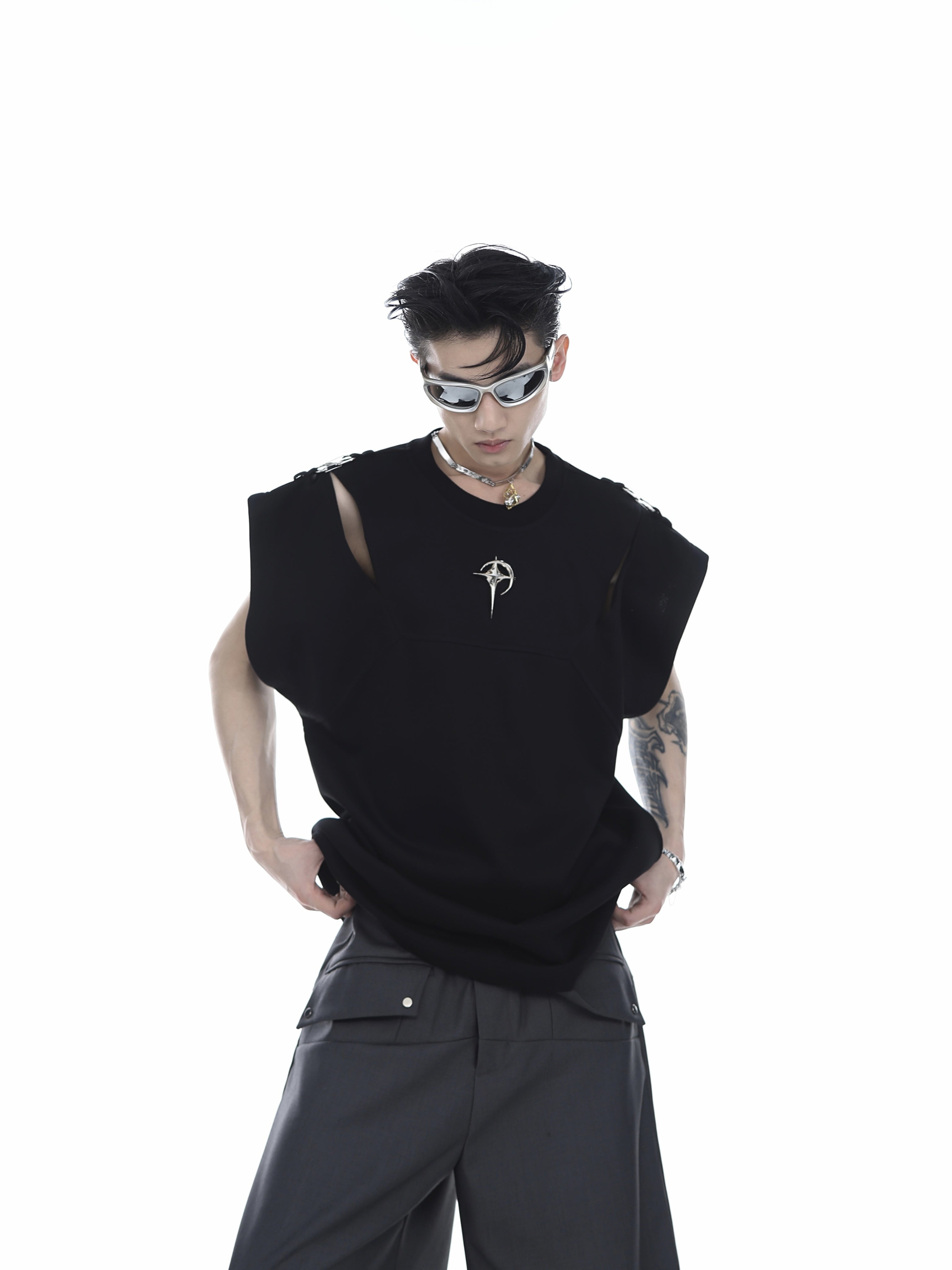 Deconstructed-Metal-Detail-Sleeveless-Tee---Streetwear-Oversized-Top-Black