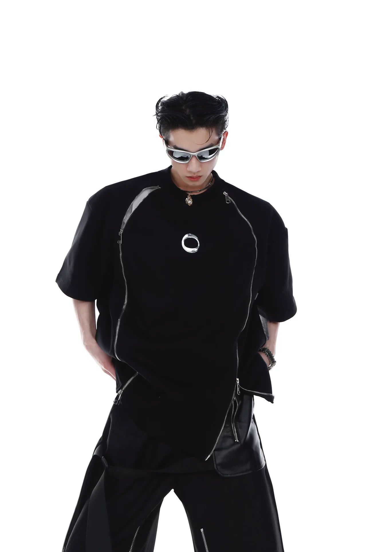 avant-garde-double-zipper-shoulder-pad-tee-metal-print-black