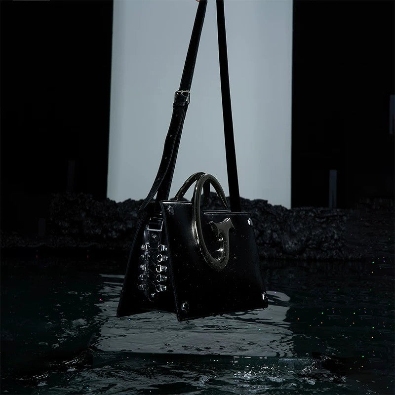 Side profile of the trapezoid shaped pleated shoulder bag