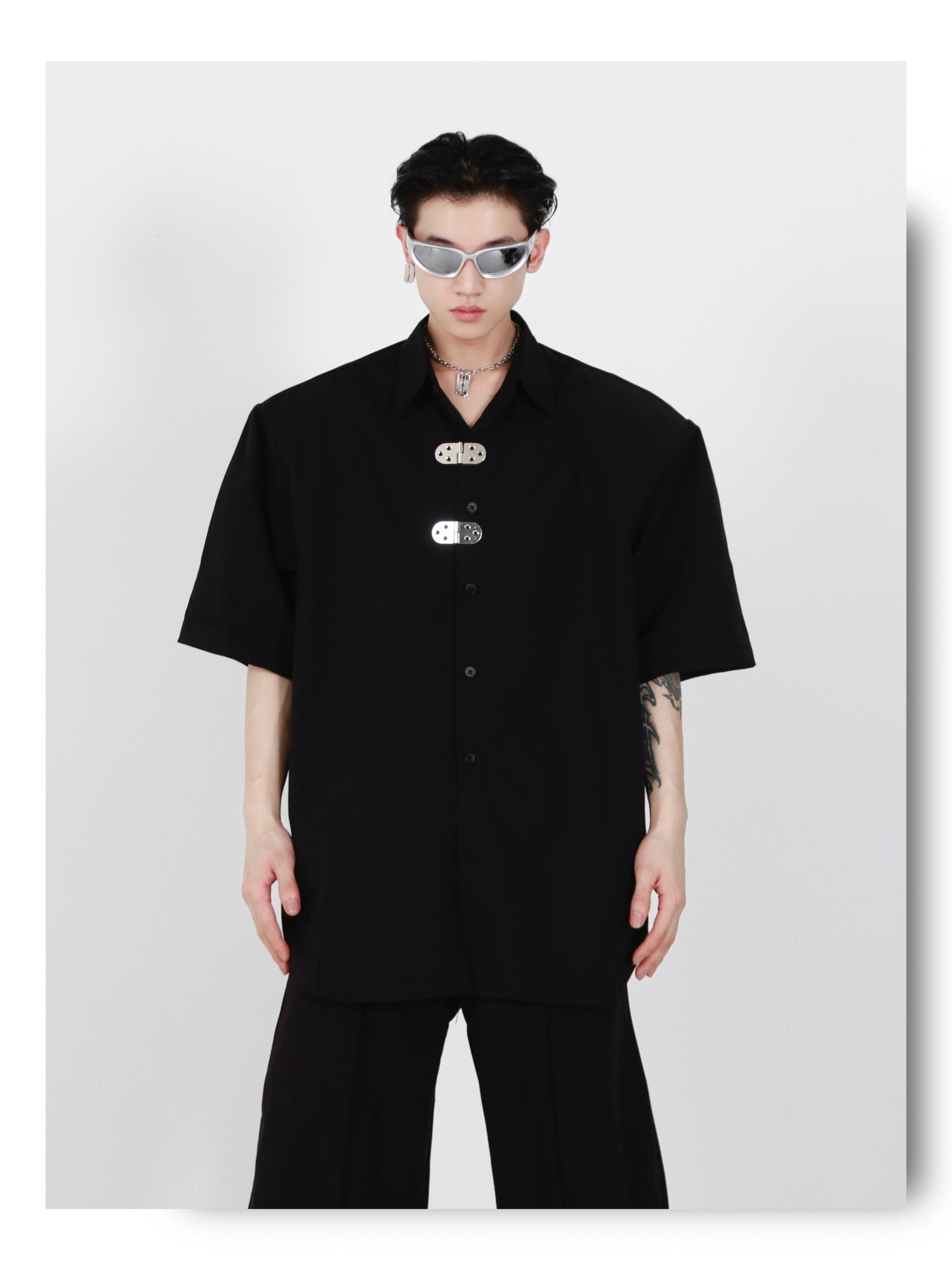 desc::avant-garde-shoulder-pad-button-up-shirt-unisex-detail-img-3