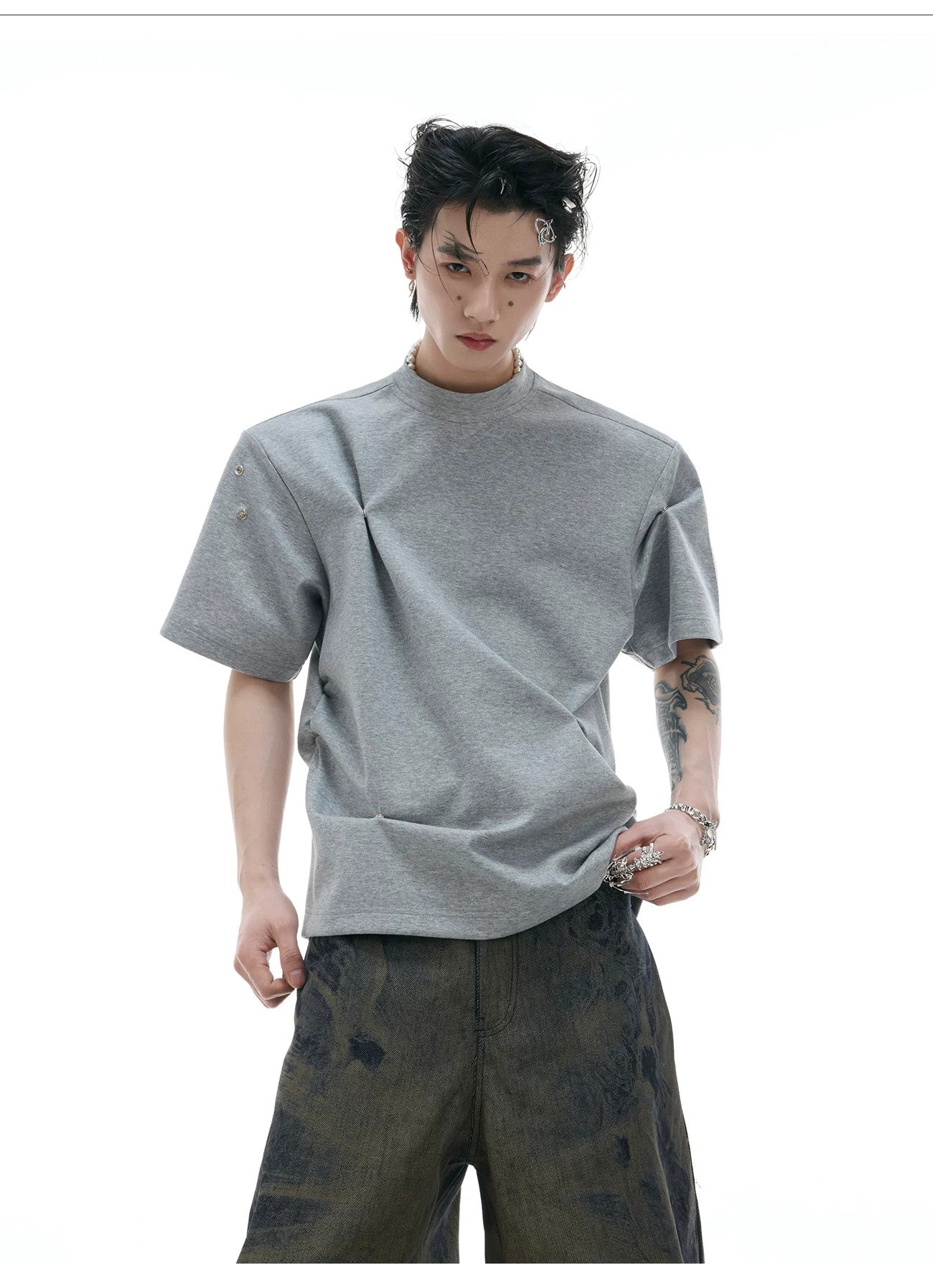 desc::boxy-deconstructed-pleated-tee-niche-streetwear-shirt-detail-img-14