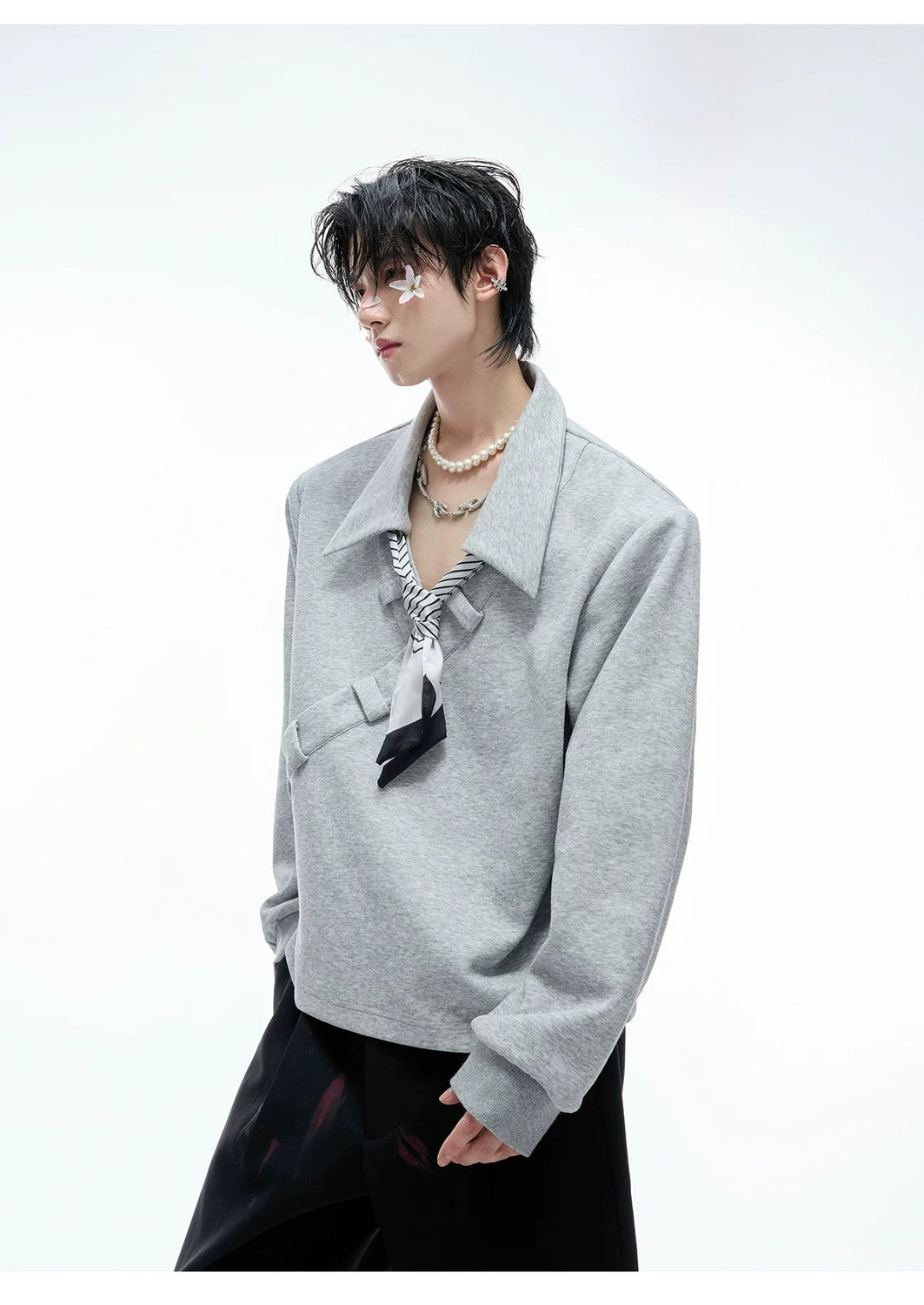 desc::boxy-v-neck-polo-sweatshirt-with-detachable-scarf-detail-img-11