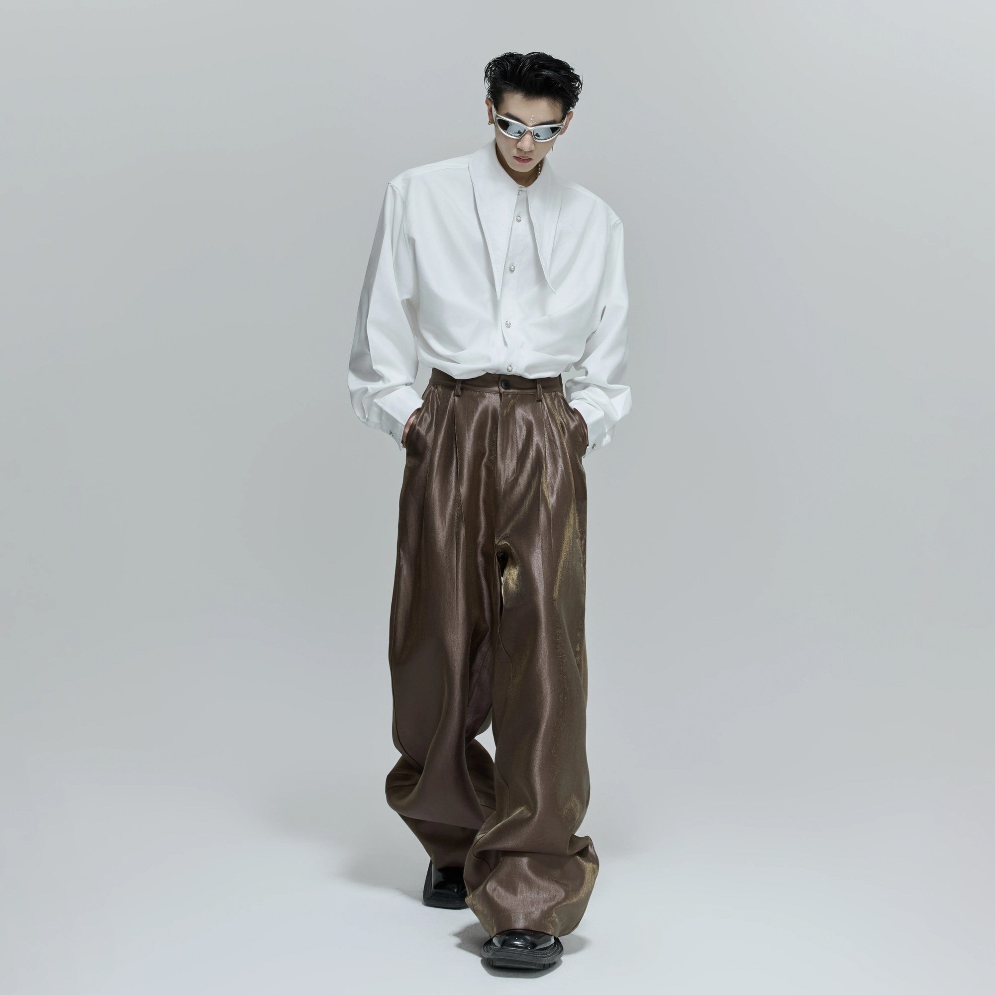 Detailed view of the comfortable elastic high waistband