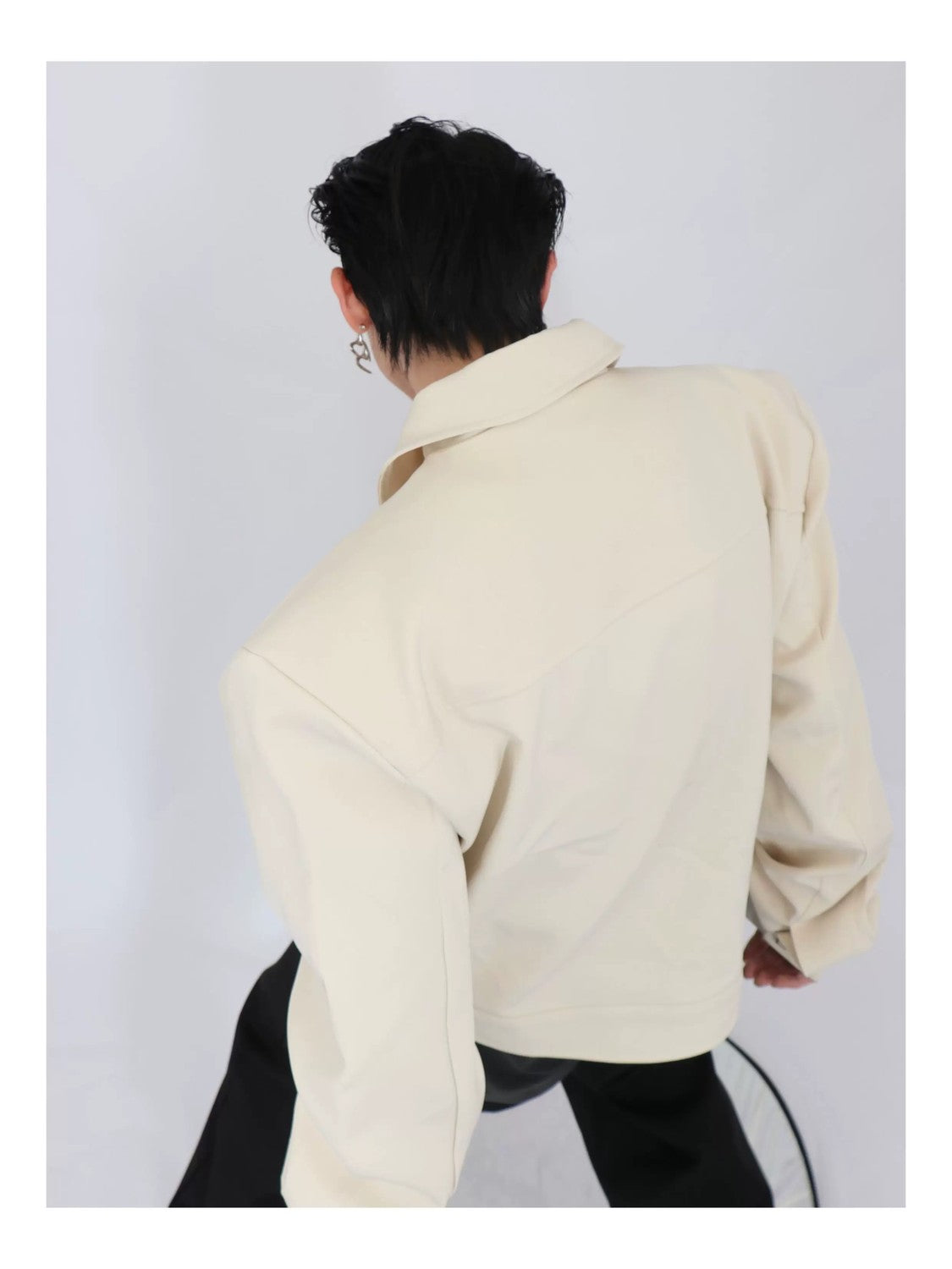 desc::cropped-shoulder-pad-streetwear-jacket-with-metal-buttons-detail-img-10