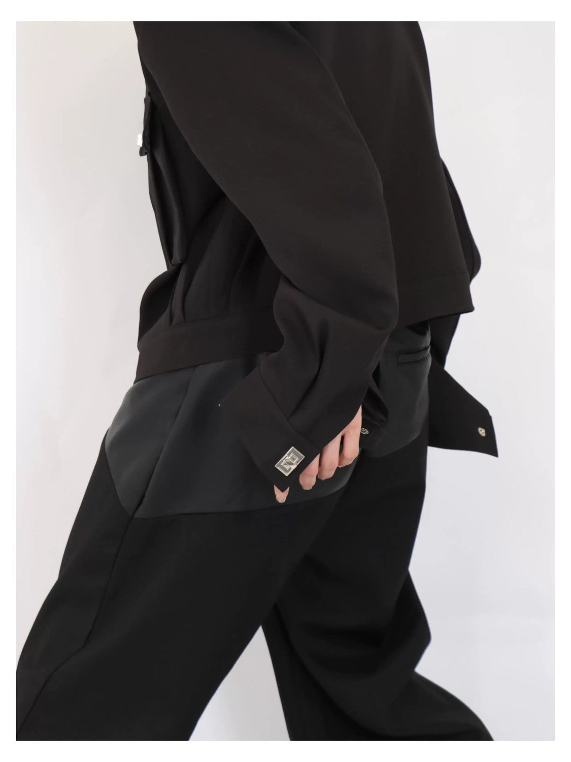 desc::cropped-shoulder-pad-streetwear-jacket-with-metal-buttons-detail-img-16