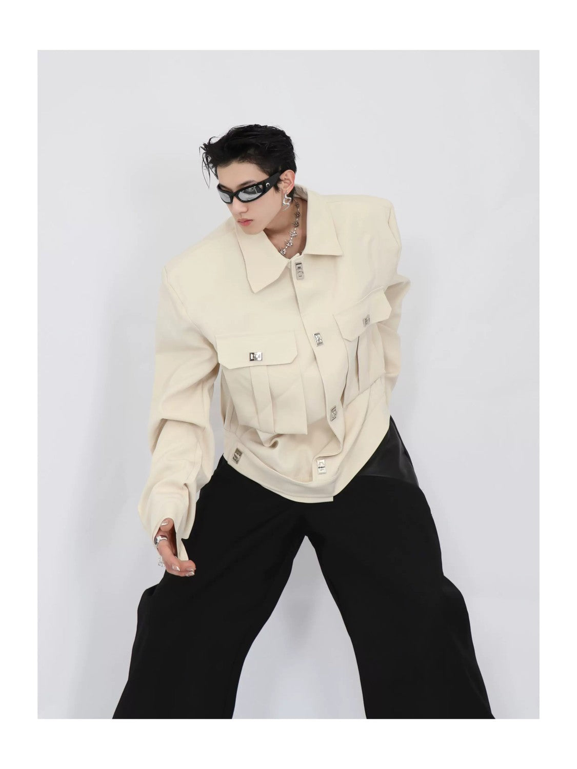 desc::cropped-shoulder-pad-streetwear-jacket-with-metal-buttons-detail-img-4