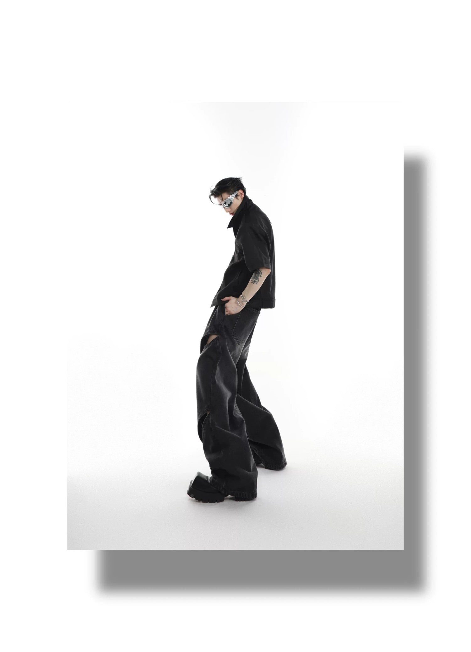 desc::deconstructed-cutout-vintage-washed-loose-straight-jeans-detail-img-1