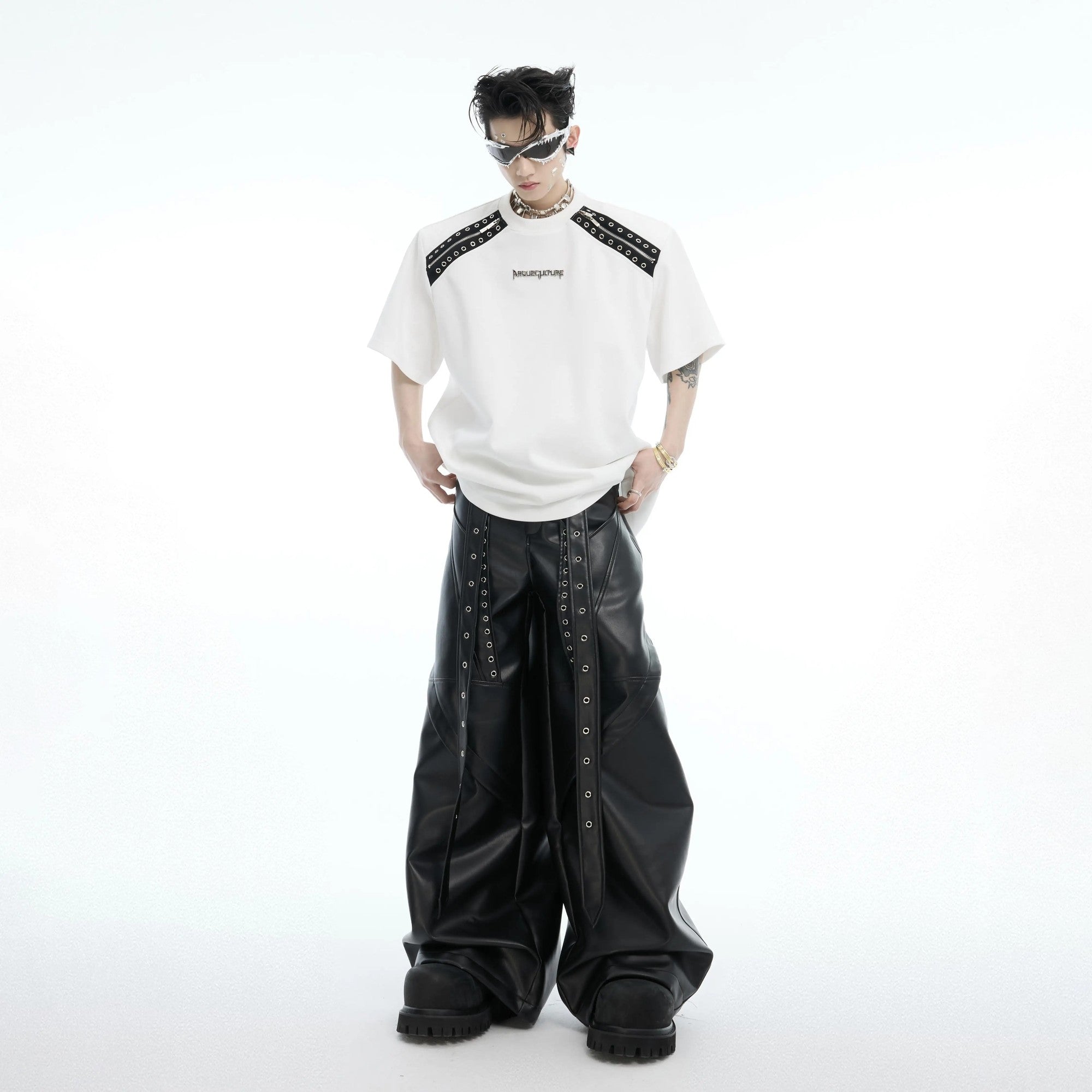 Close-up of metal zipper and detachable sleeve construction