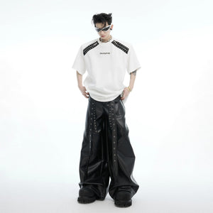 Close-up of metal zipper and detachable sleeve construction