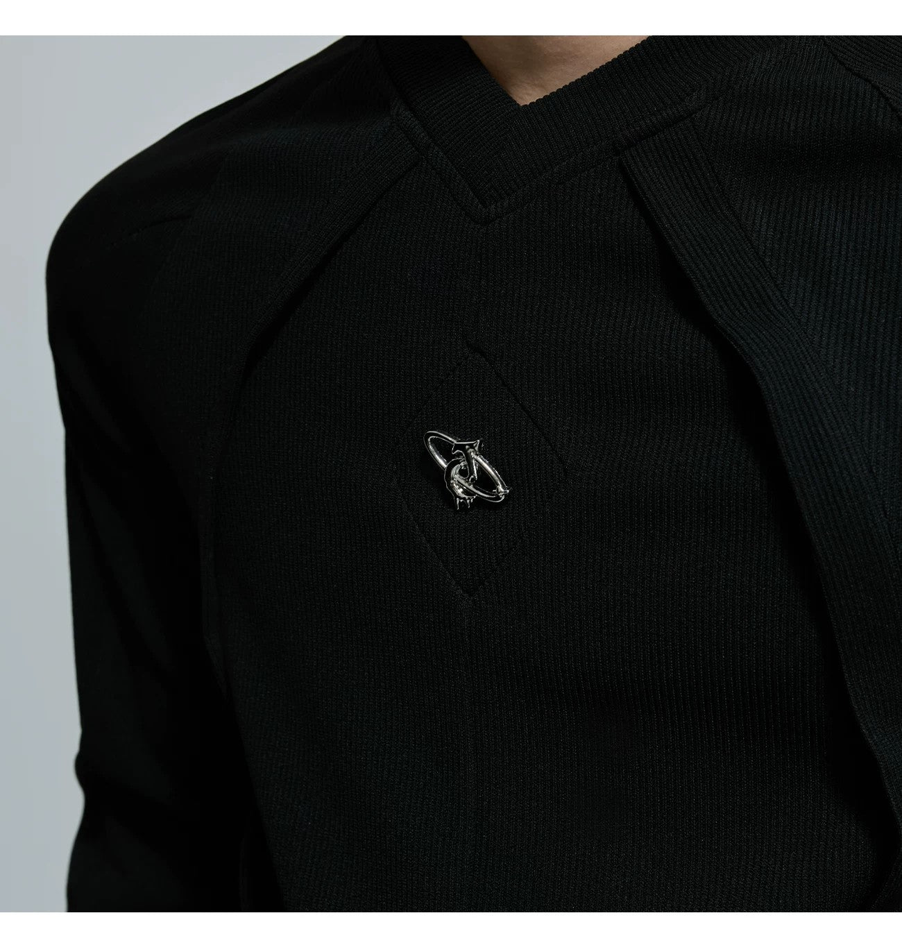 desc::deconstructed-long-sleeve-tee-metal-logo-streetwear-detail-img-5