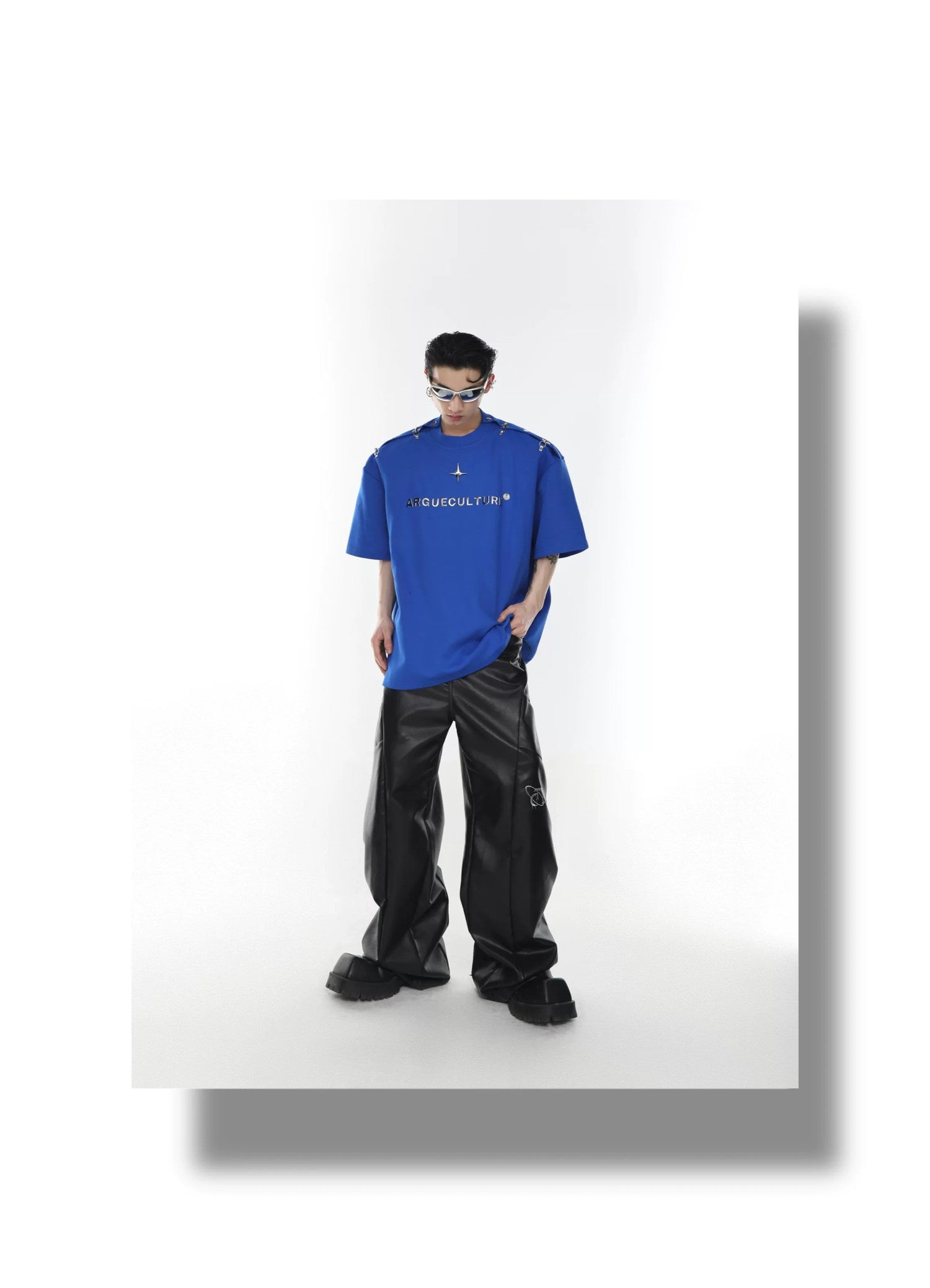 desc::deconstructed-metal-buckle-off-shoulder-streetwear-tee-detail-img-10