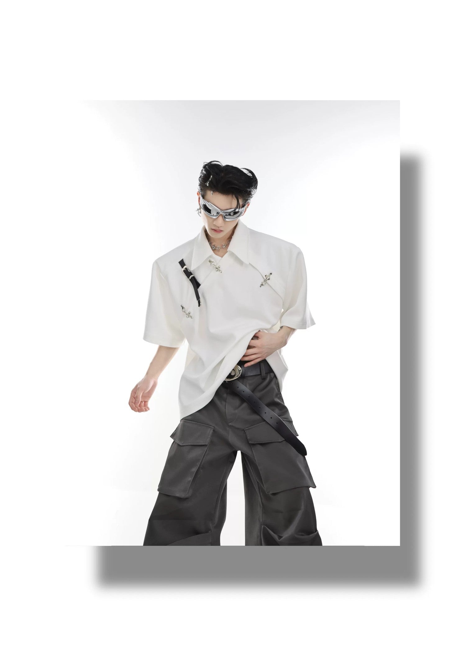desc::deconstructed-metal-buckle-padded-shoulder-avant-garde-tee-detail-img-12