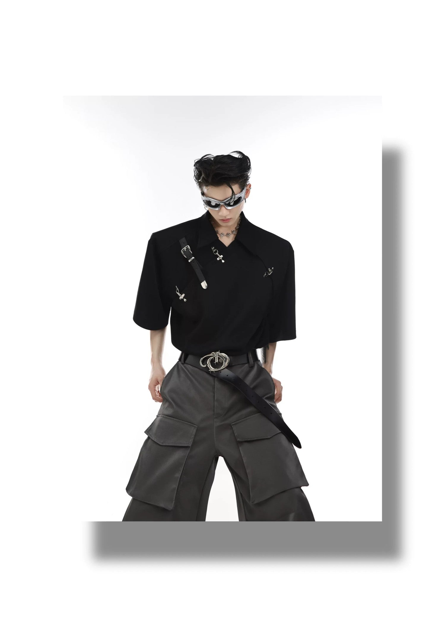 desc::deconstructed-metal-buckle-padded-shoulder-avant-garde-tee-detail-img-2