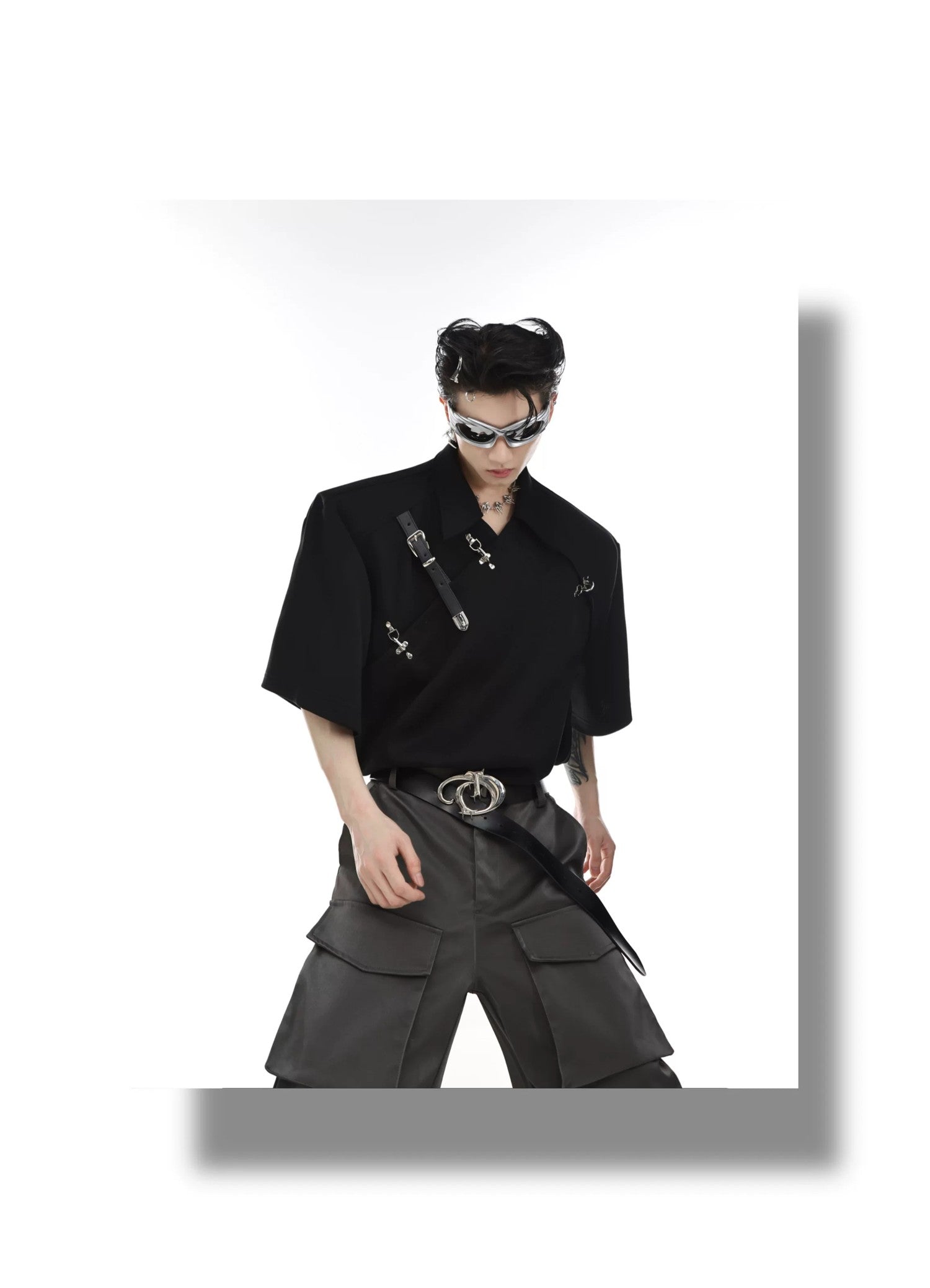 desc::deconstructed-metal-buckle-padded-shoulder-avant-garde-tee-detail-img-3
