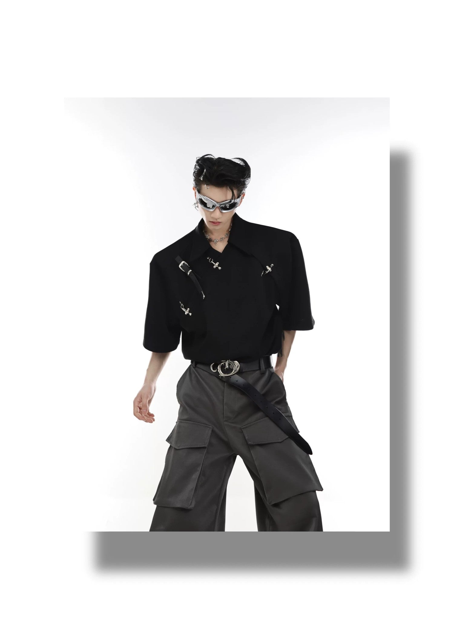 desc::deconstructed-metal-buckle-padded-shoulder-avant-garde-tee-detail-img-5