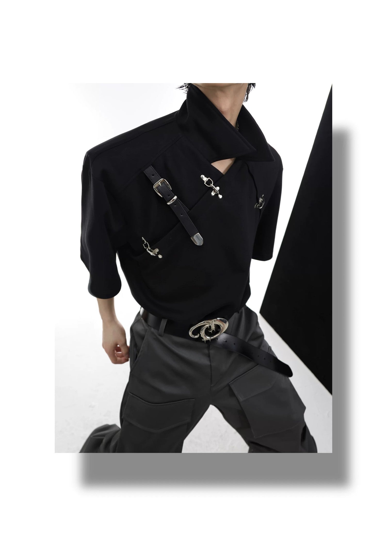 desc::deconstructed-metal-buckle-padded-shoulder-avant-garde-tee-detail-img-6