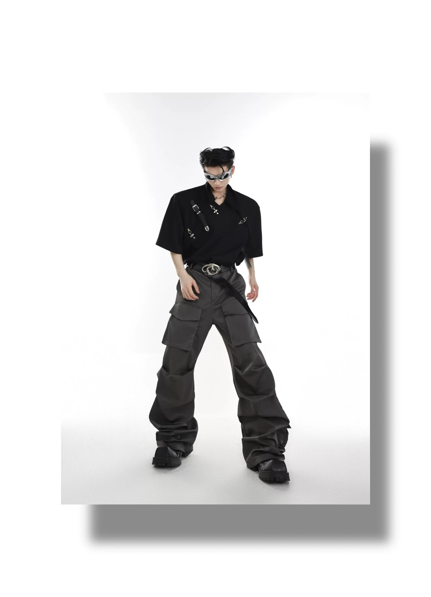 desc::deconstructed-metal-buckle-padded-shoulder-avant-garde-tee-detail-img-7