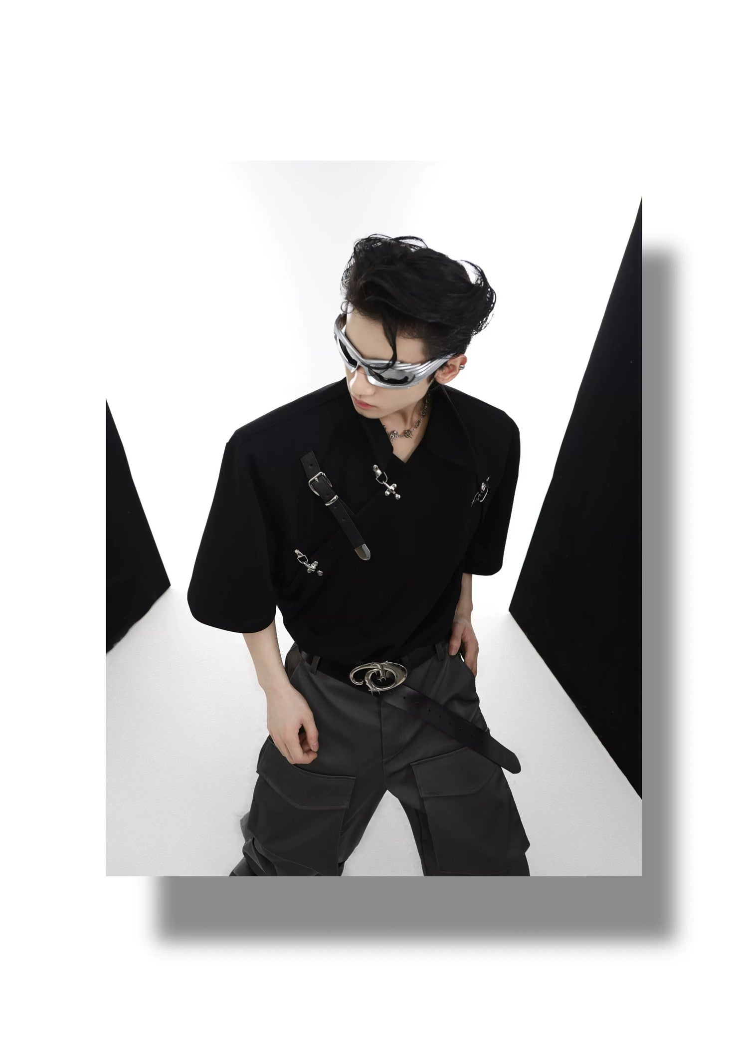 desc::deconstructed-metal-buckle-padded-shoulder-avant-garde-tee-detail-img-8