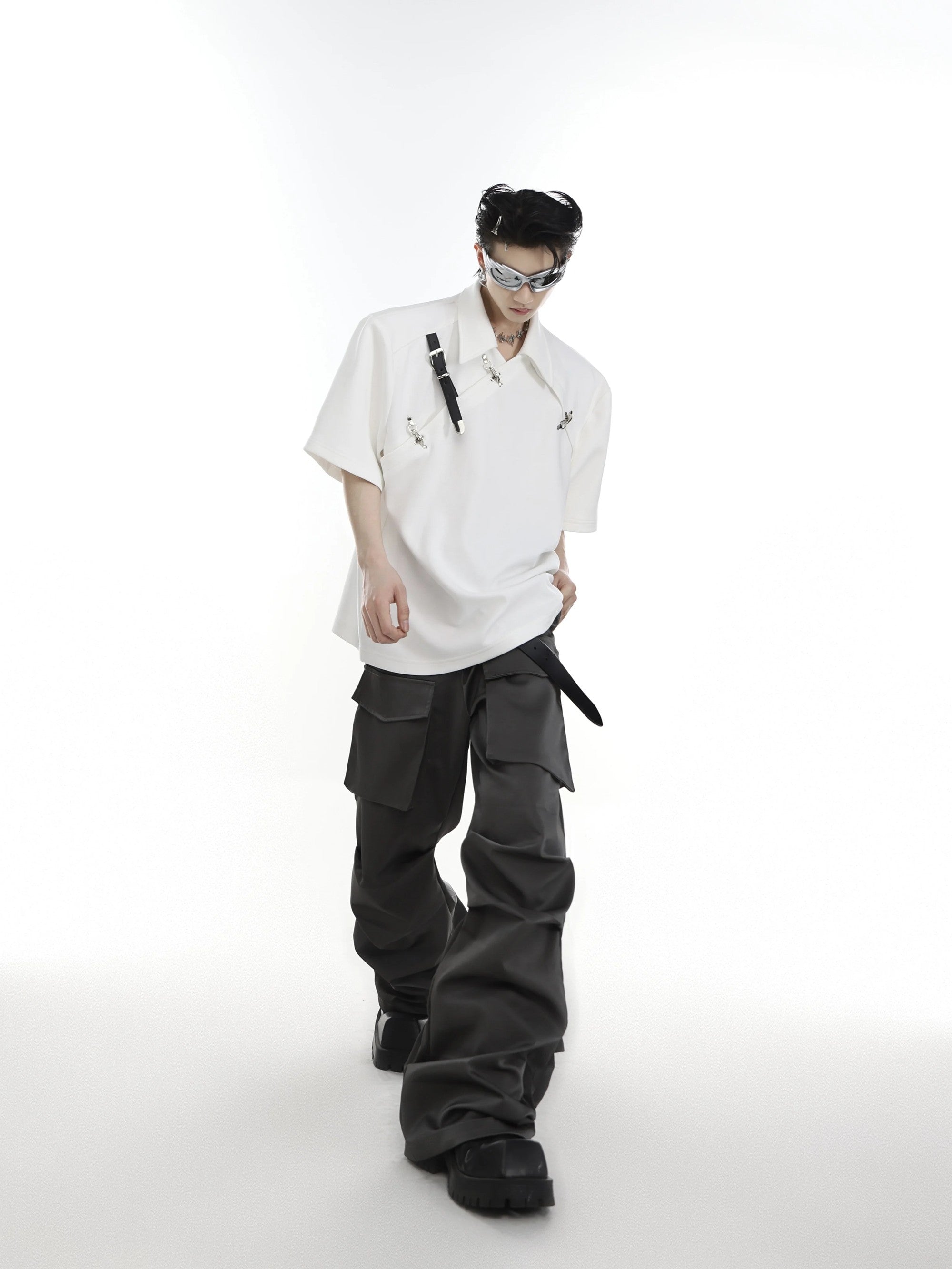White deconstructed padded shoulder tee for high-street fashion styling