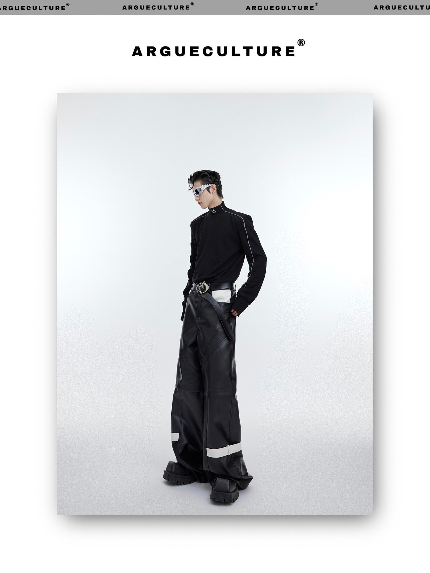 desc::deconstructed-mock-neck-reflective-base-layer-fleece-detail-img-1