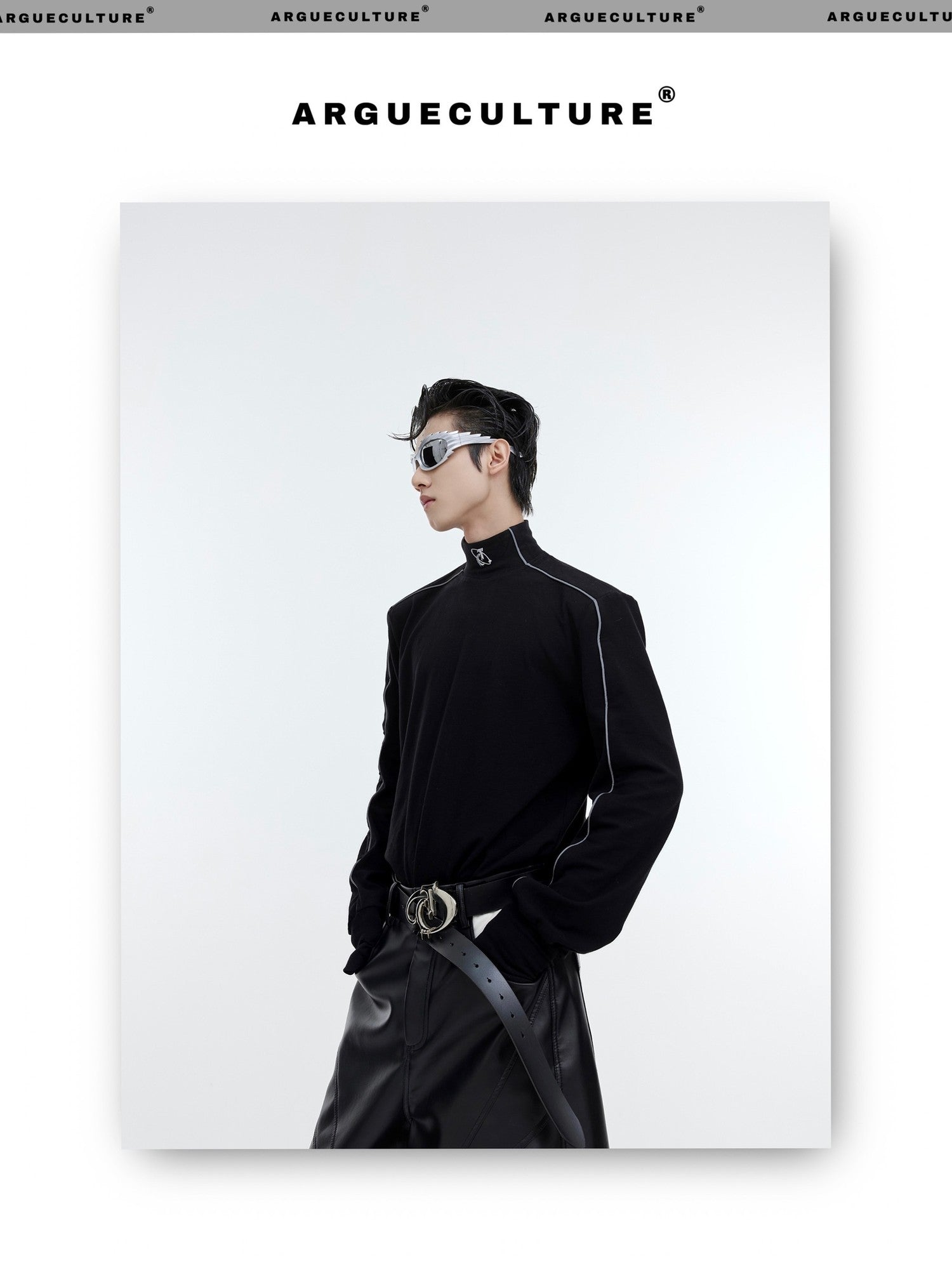 desc::deconstructed-mock-neck-reflective-base-layer-fleece-detail-img-2