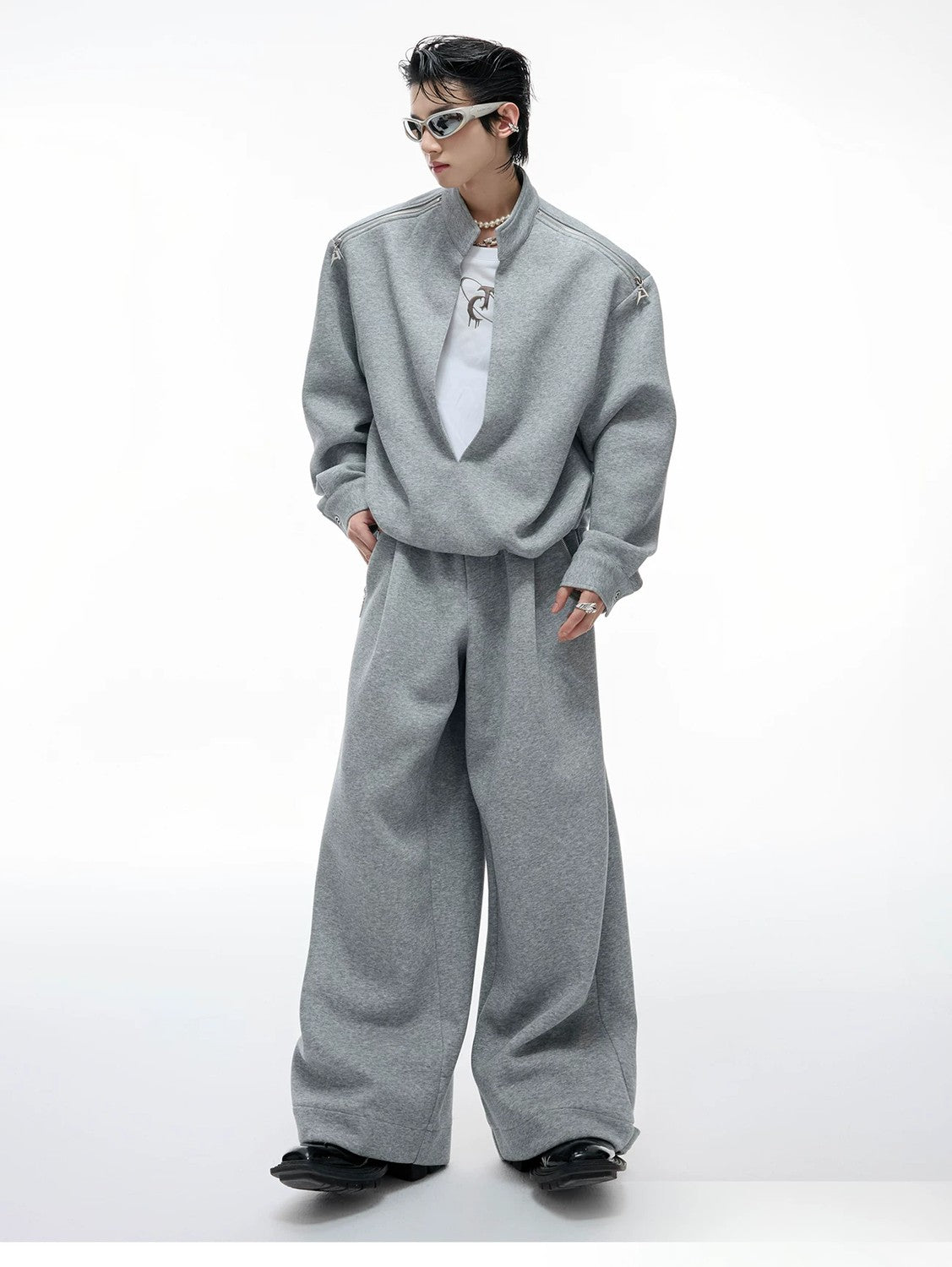 desc::deconstructed-mock-neck-sweatshirt-baggy-pants-set-detail-img-4