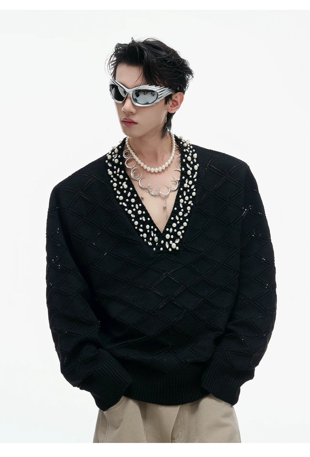 desc::heavyweight-argyle-rhinestone-v-neck-knit-sweater-detail-img-7