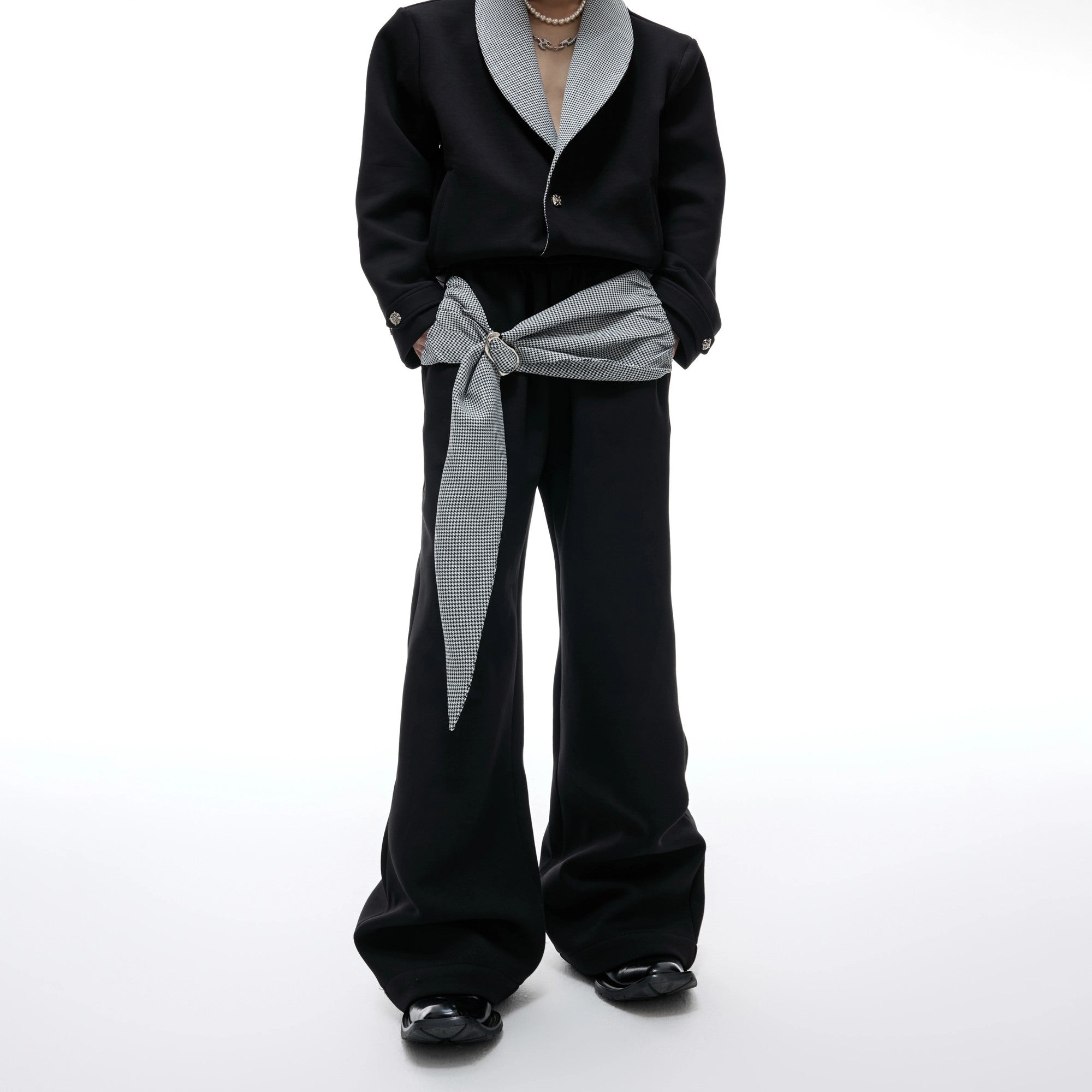 Back profile of the loose fit houndstooth streetwear outfit