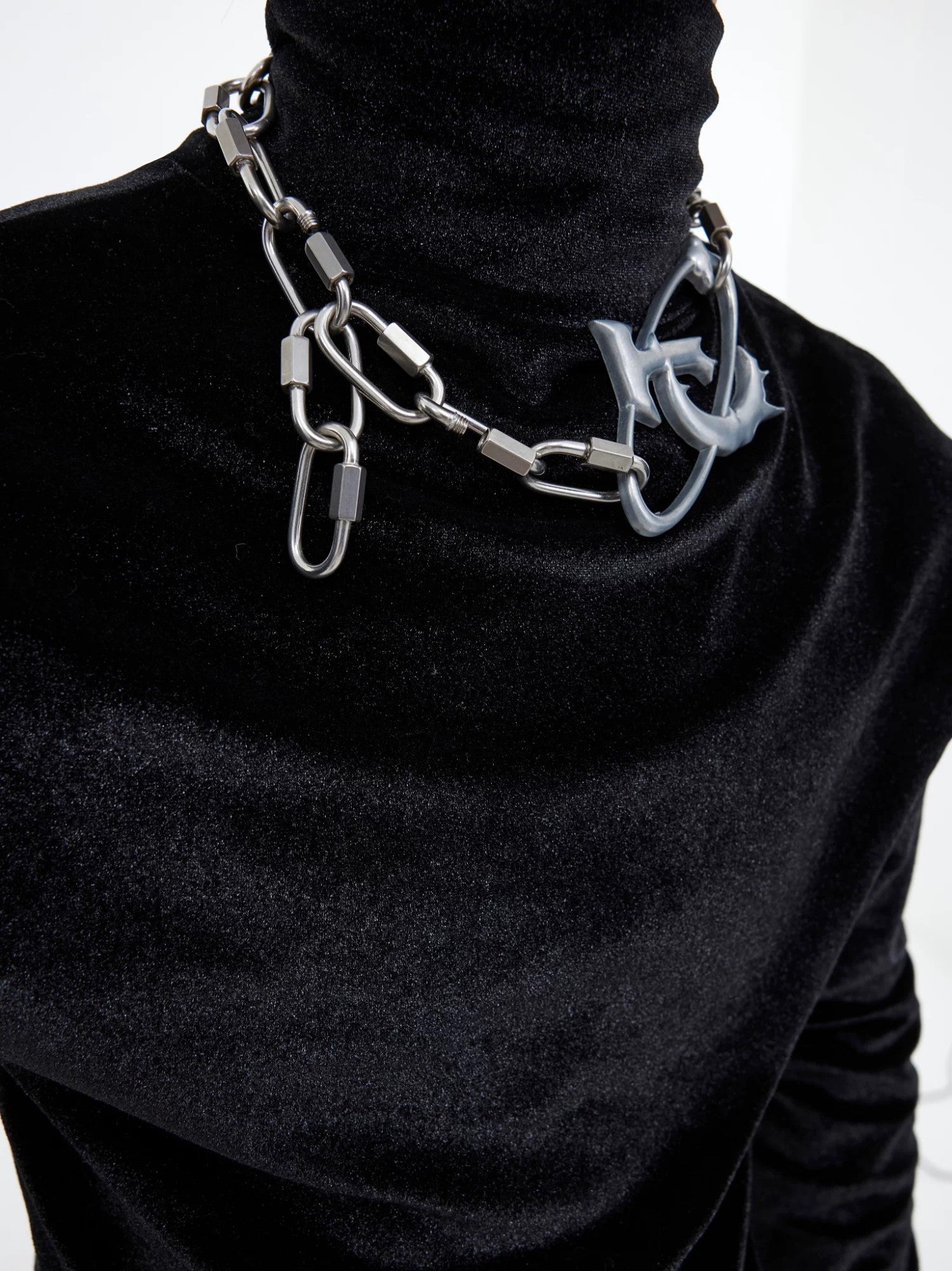 Avant-garde industrial necklace suitable for men and women's fashion.