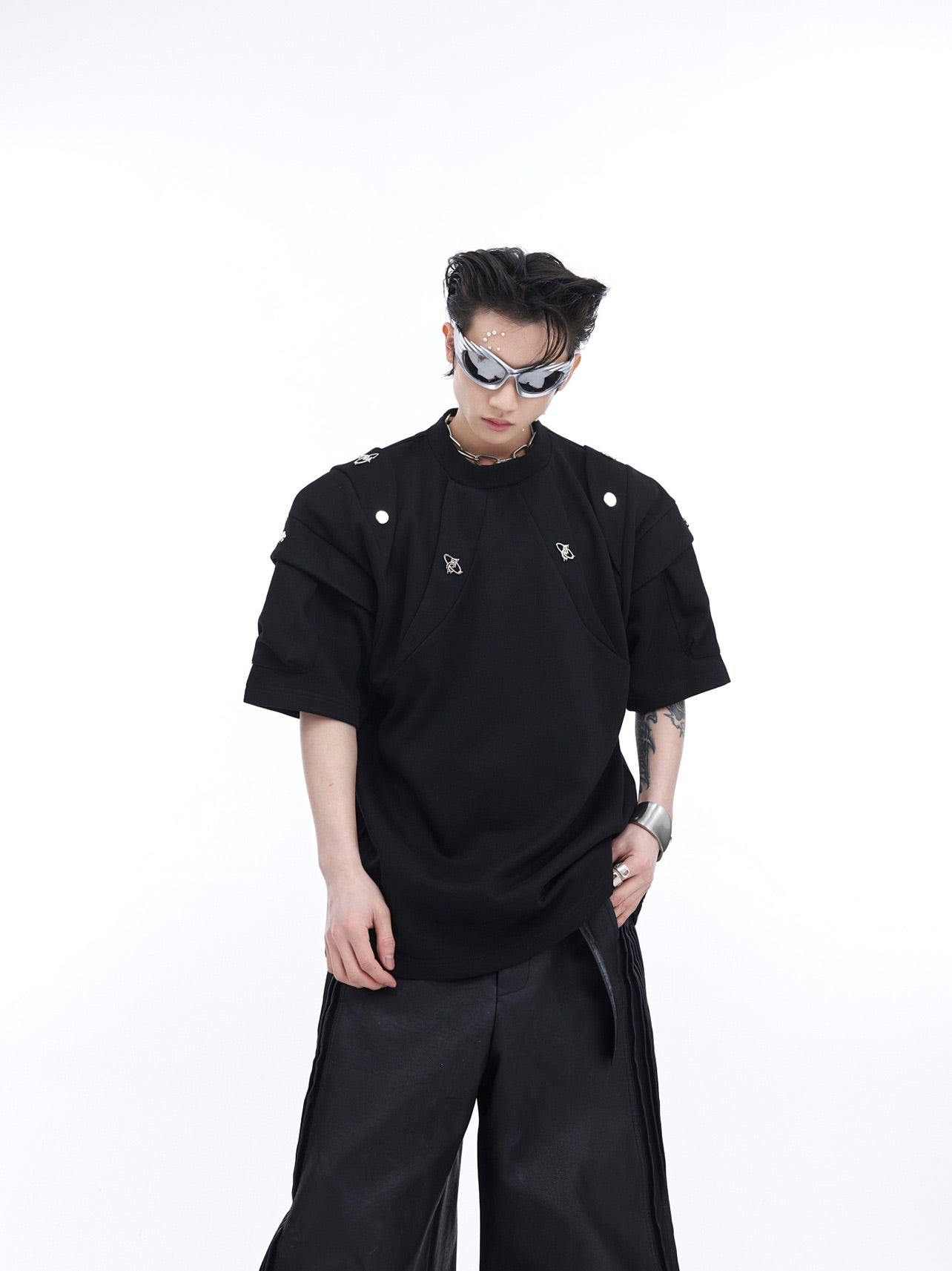 Deconstructed oversized t-shirt with padded shoulders for bold streetwear style, featuring split pleat detailing