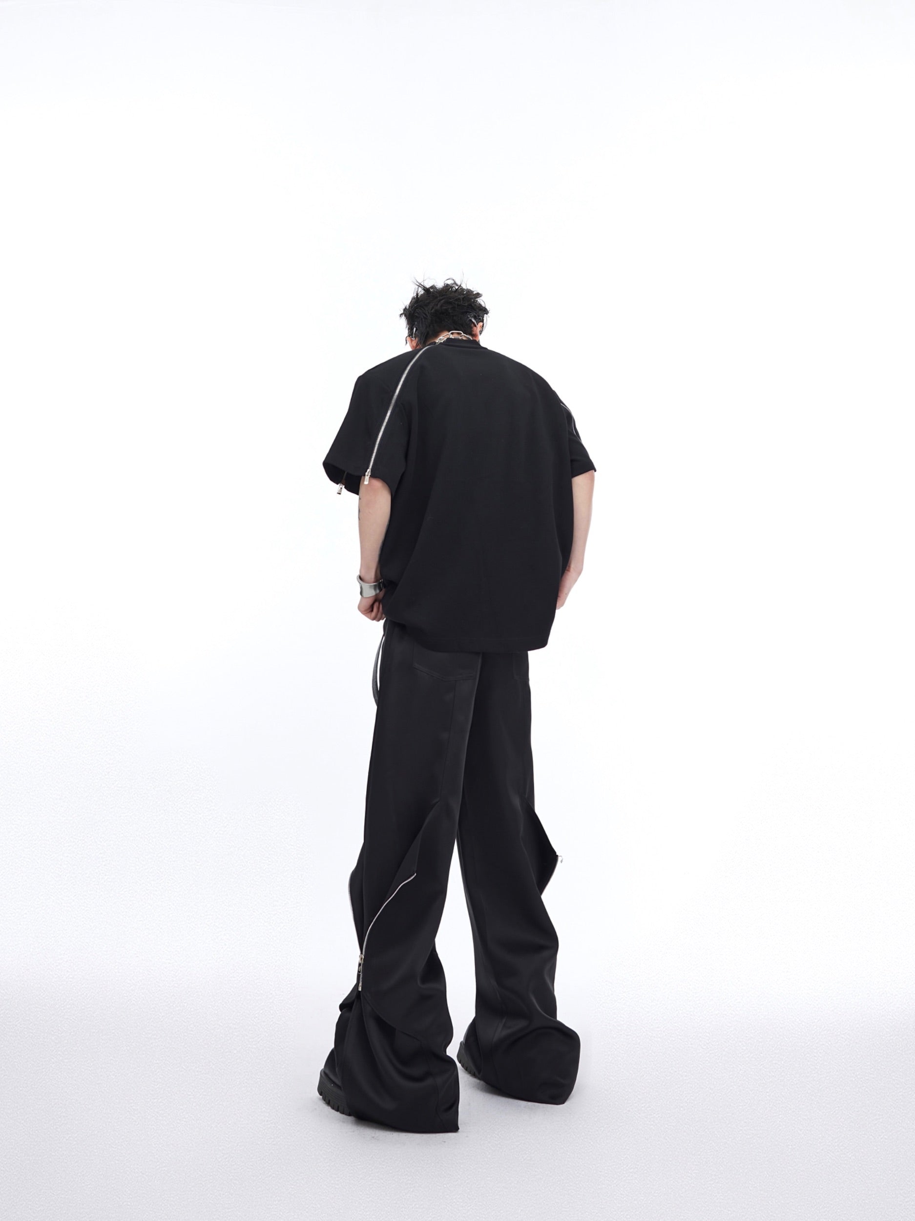 Detail shot demonstrating the superior elasticity of this high-performance urban t-shirt