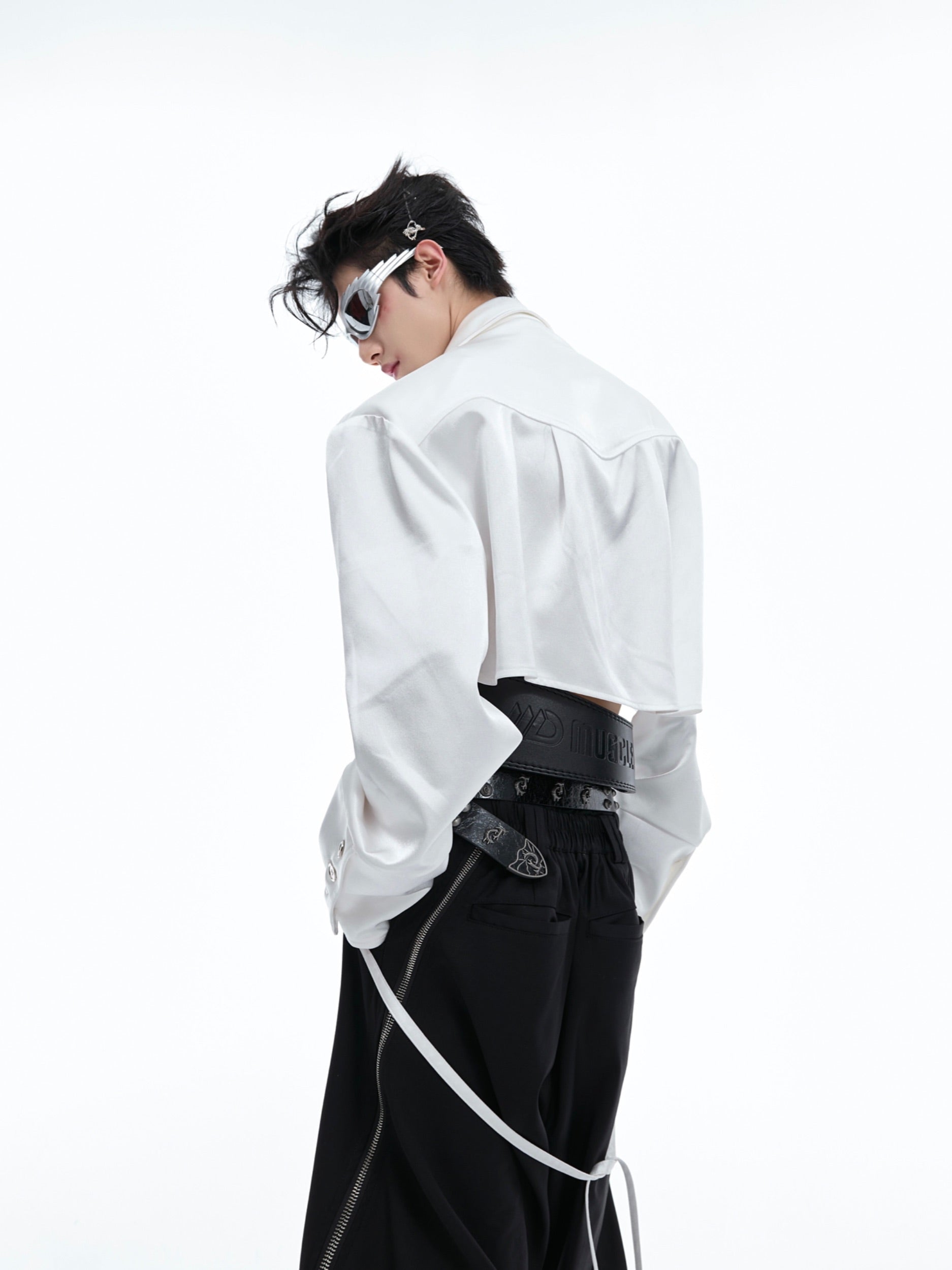 Trendy oversized streetwear shirt with unconventional lazy style and short length design
