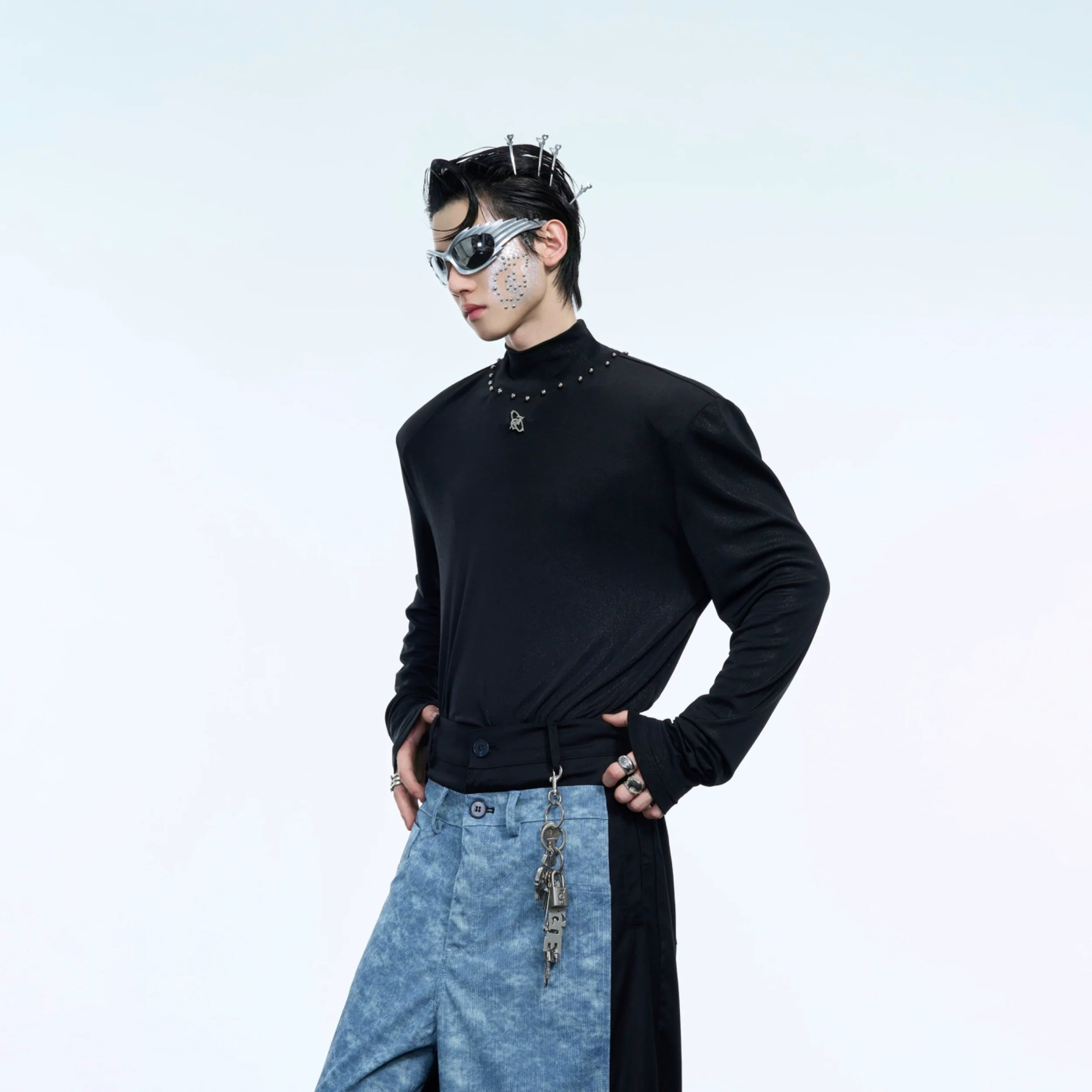 Slim-fit stand collar t-shirt with metallic logo detail, a streetwear essential for urban fashion