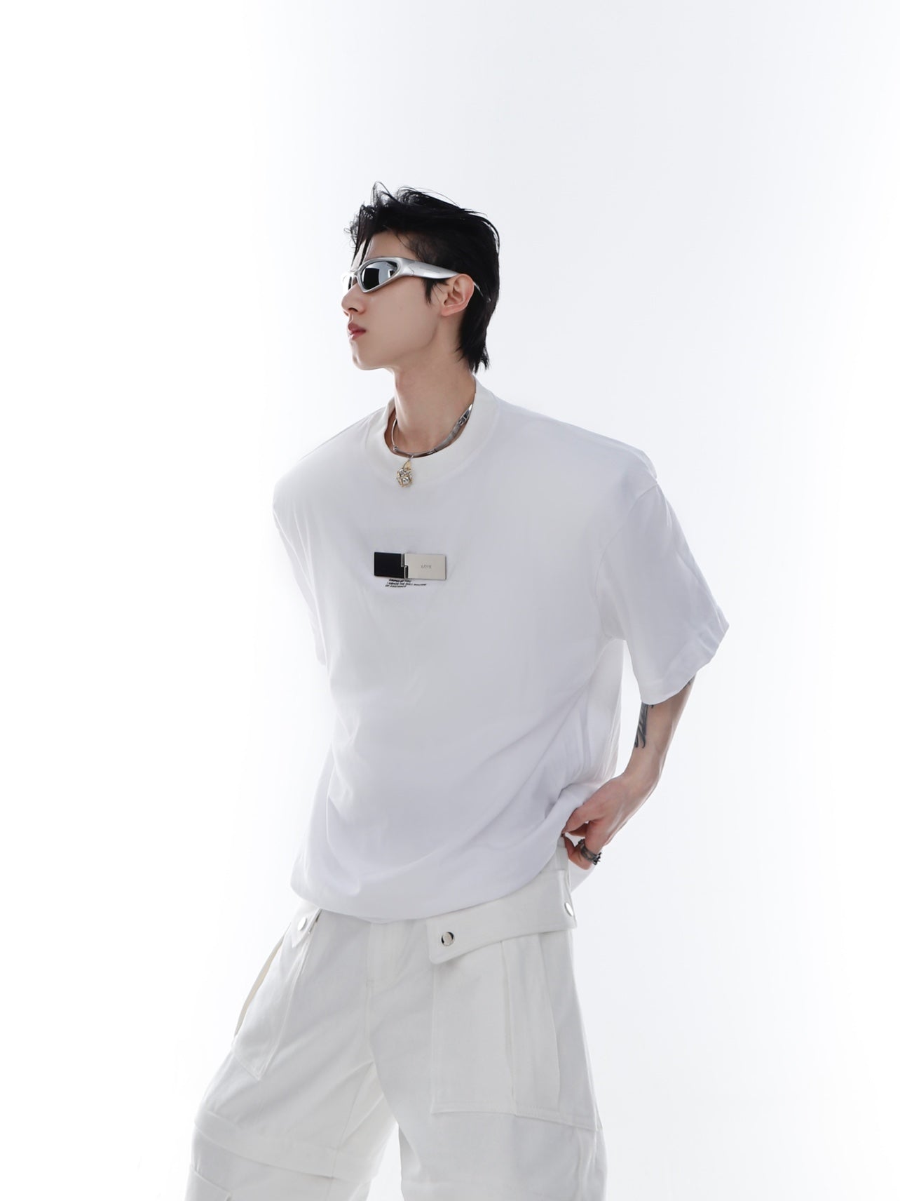 Summer metal-buckle graphic tee featuring avant-garde streetwear design with minimalist aesthetic and sharp lines