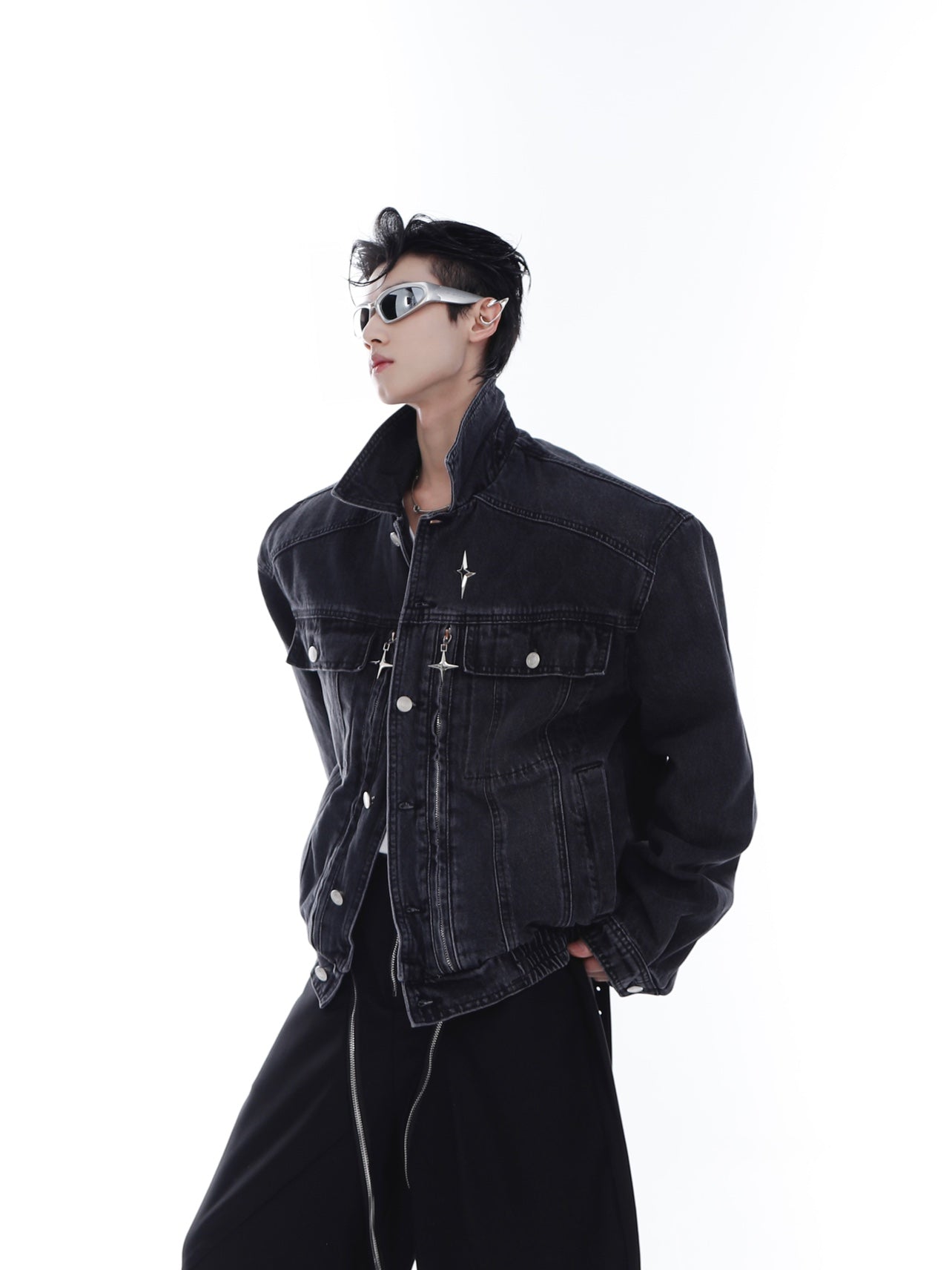 Close-up of the stylish metal zipper on this gender-neutral vintage denim jacket with oversized silhouette