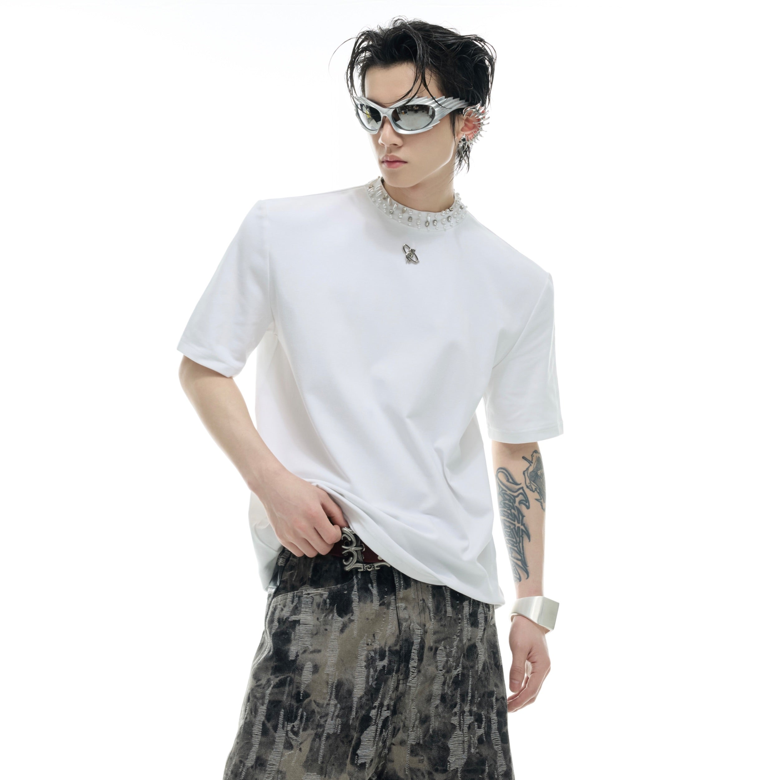 V-neck modal t-shirt with luxury pearl and rhinestone collar detail, perfect for summer streetwear fashion